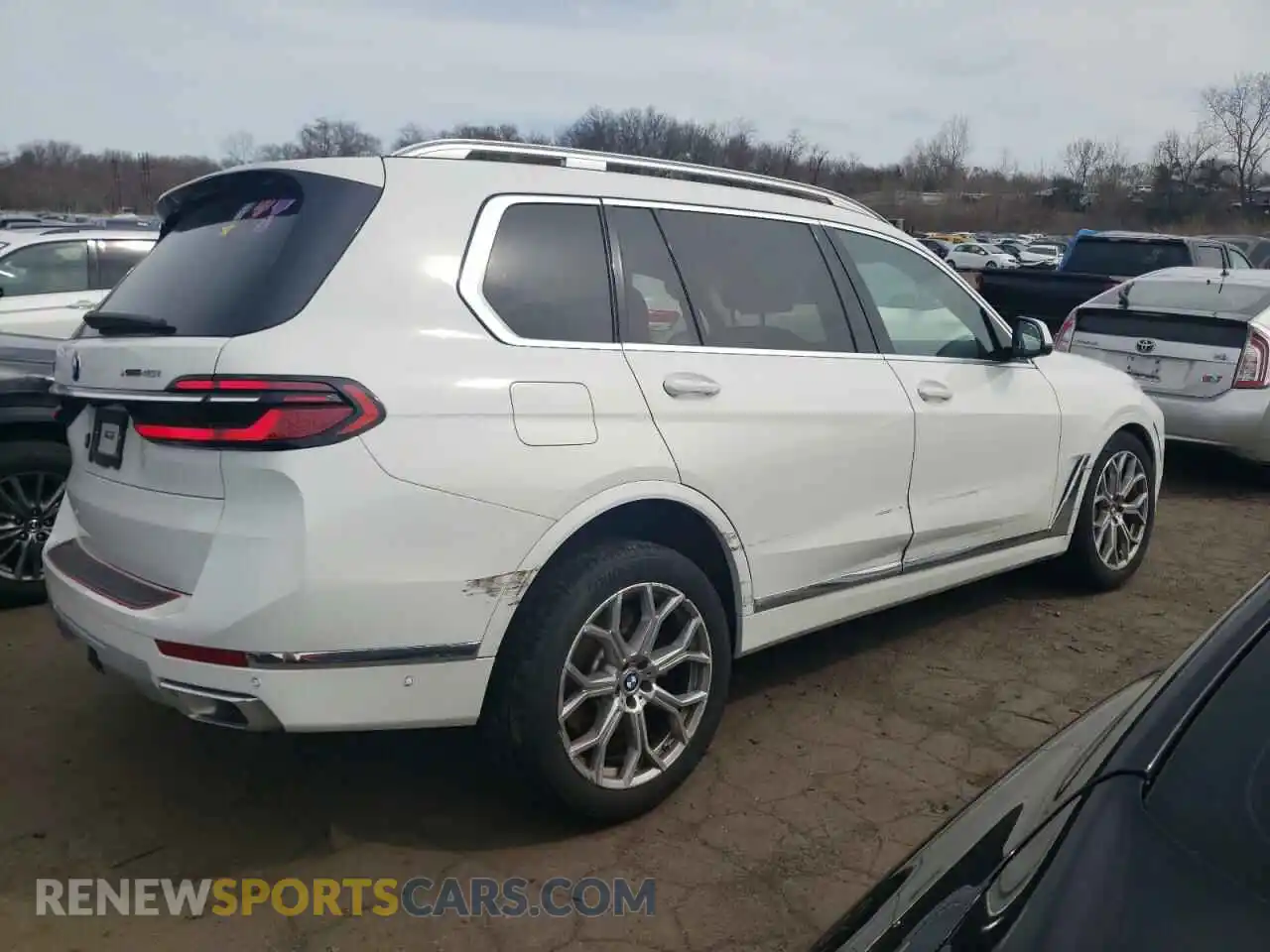 3 Photograph of a damaged car 5UX23EM05R9T00924 BMW X7 2024