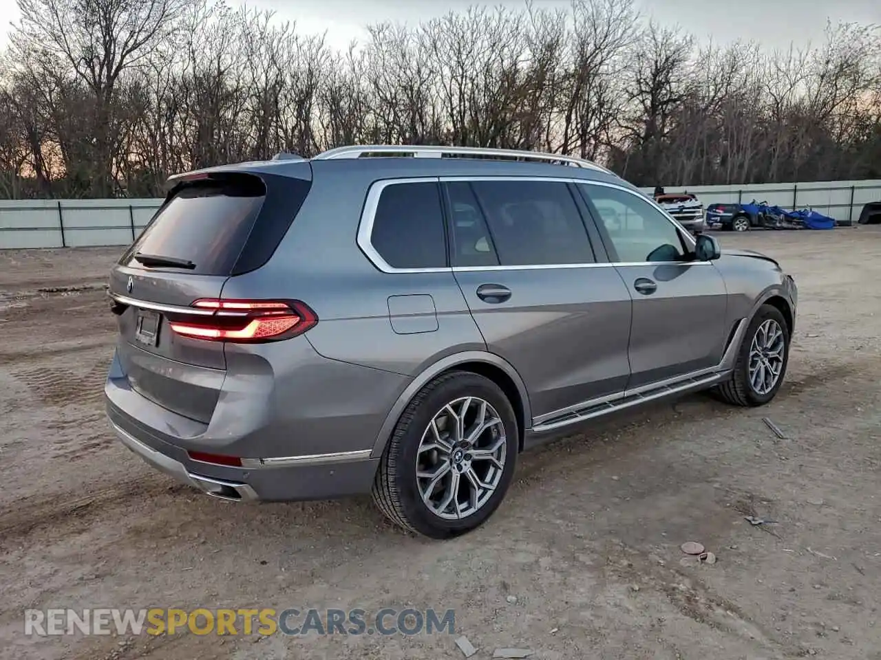 3 Photograph of a damaged car 5UX23EM05R9V87181 BMW X7 2024