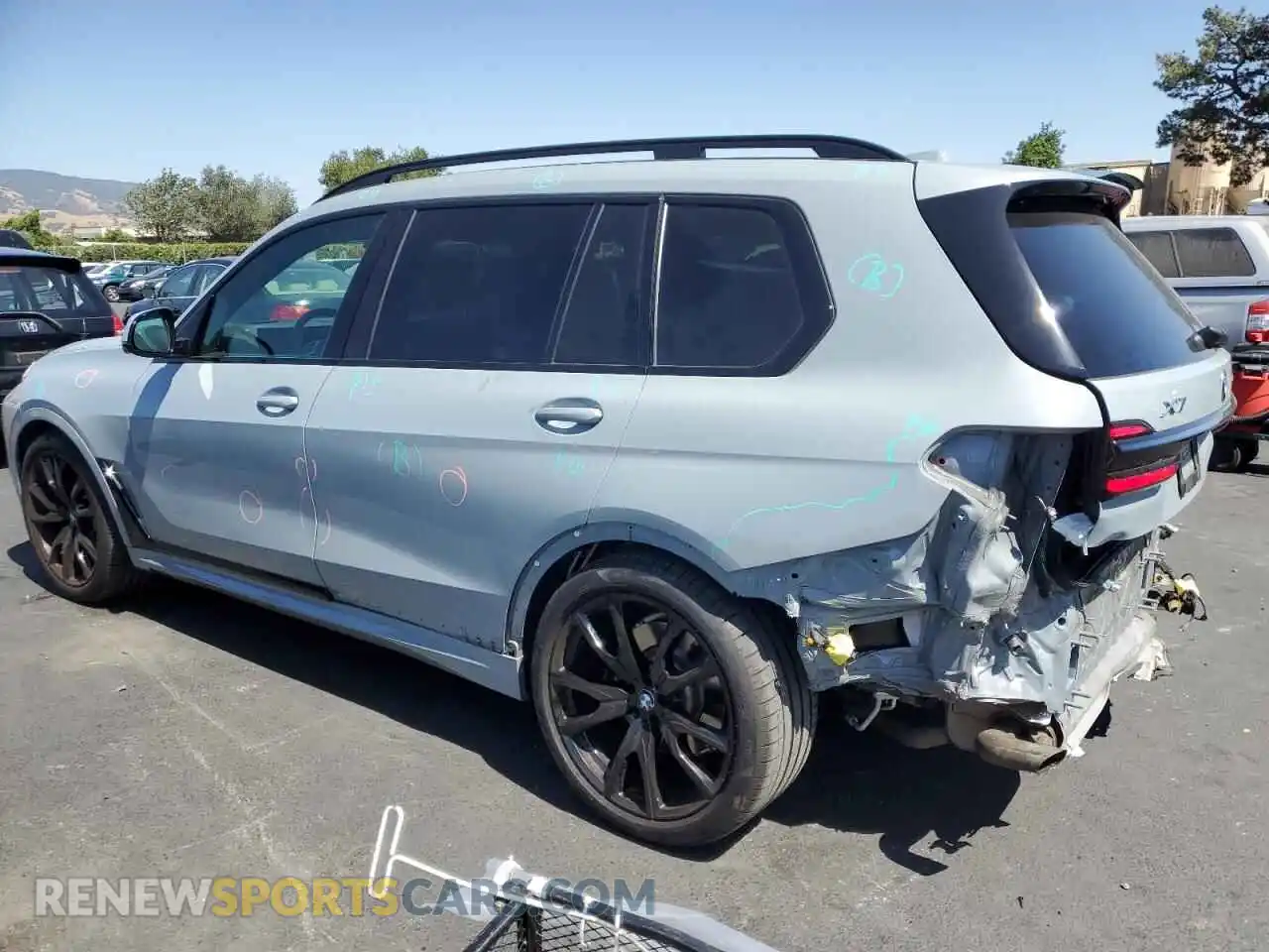 2 fotografías del automóvil dañado 5UX23EM06R9S31323 BMW X7 2024