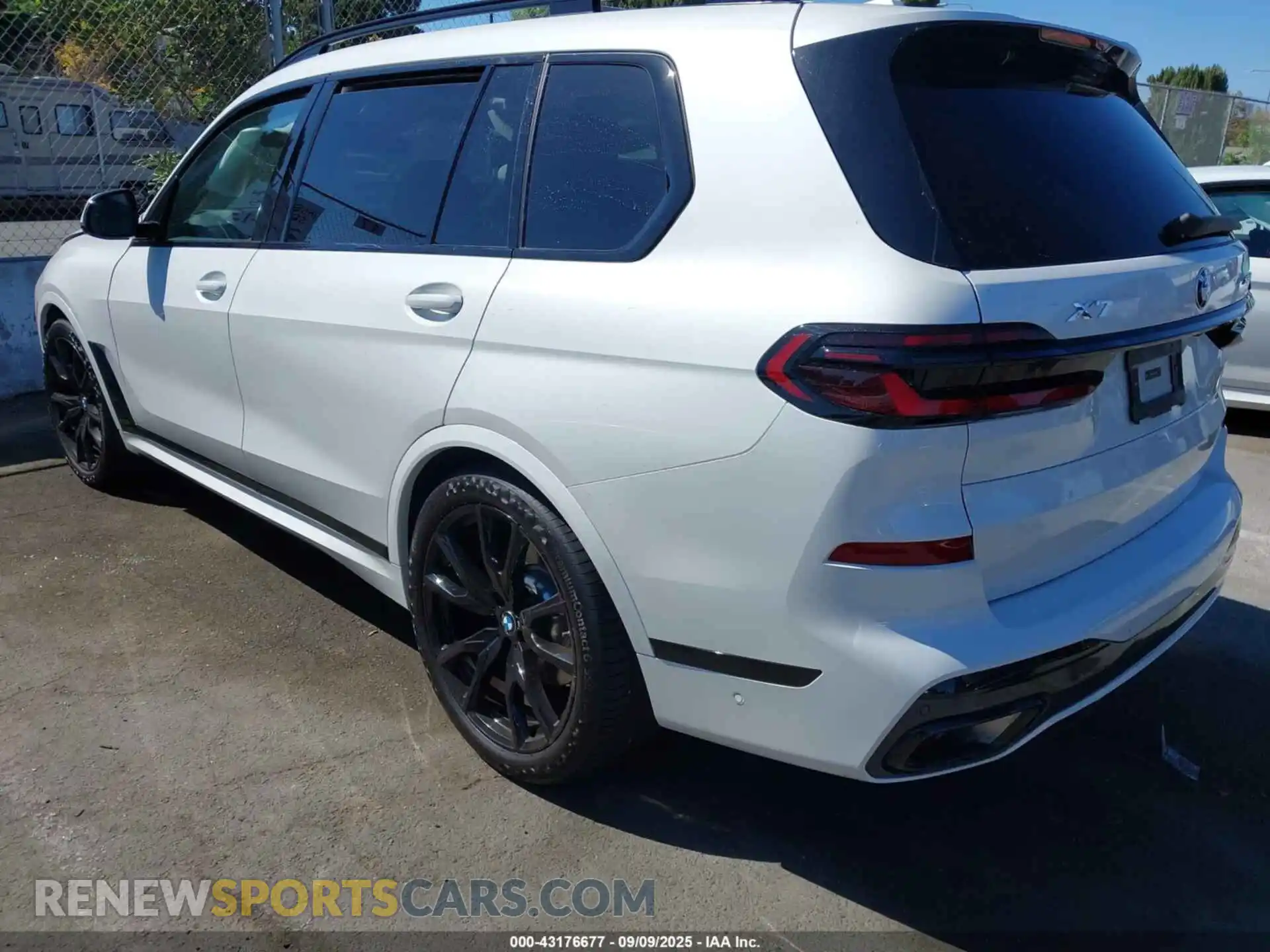 3 Photograph of a damaged car 5UX23EM06R9U25642 BMW X7 2024