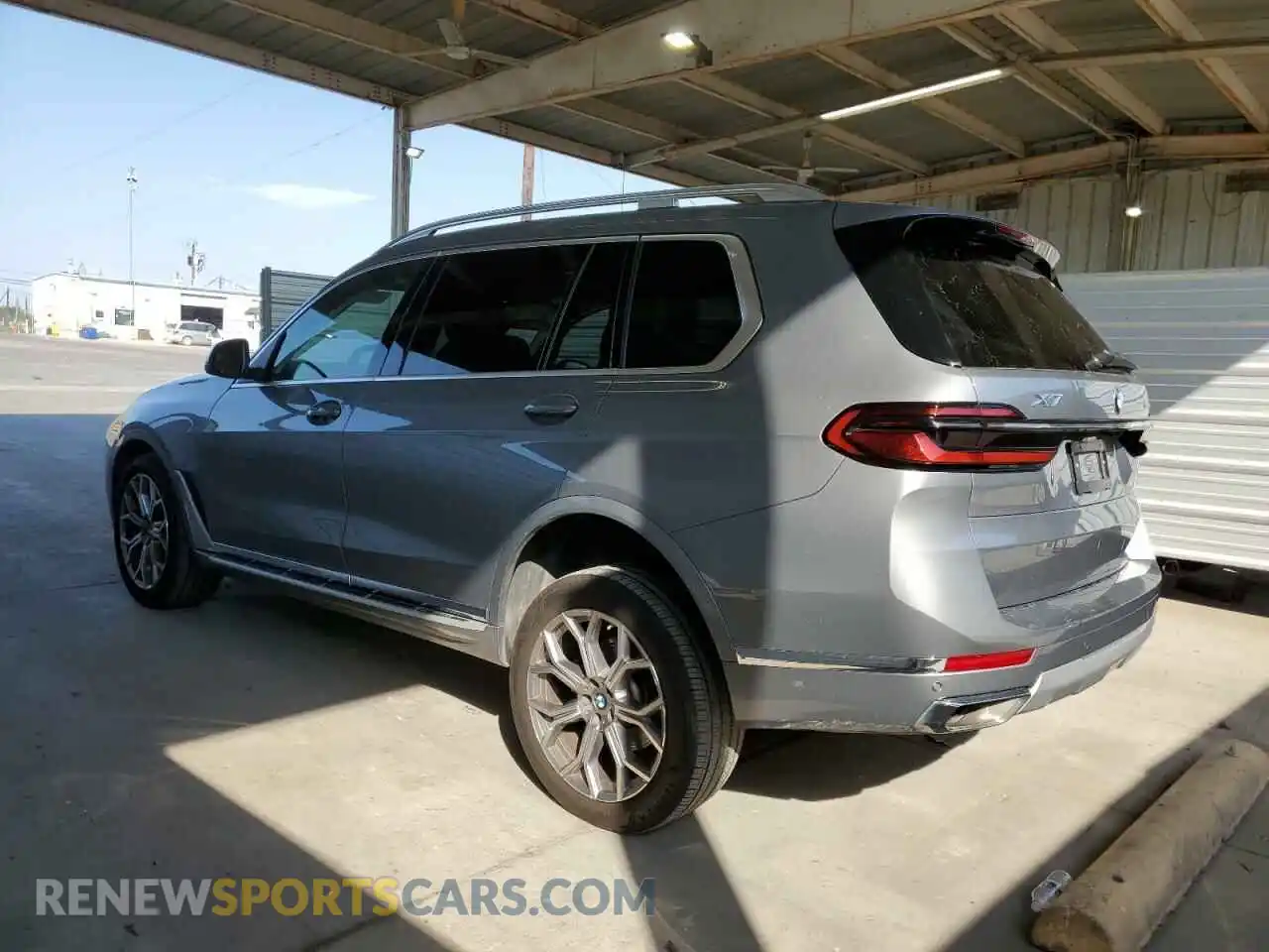 2 Photograph of a damaged car 5UX23EM06R9V10318 BMW X7 2024