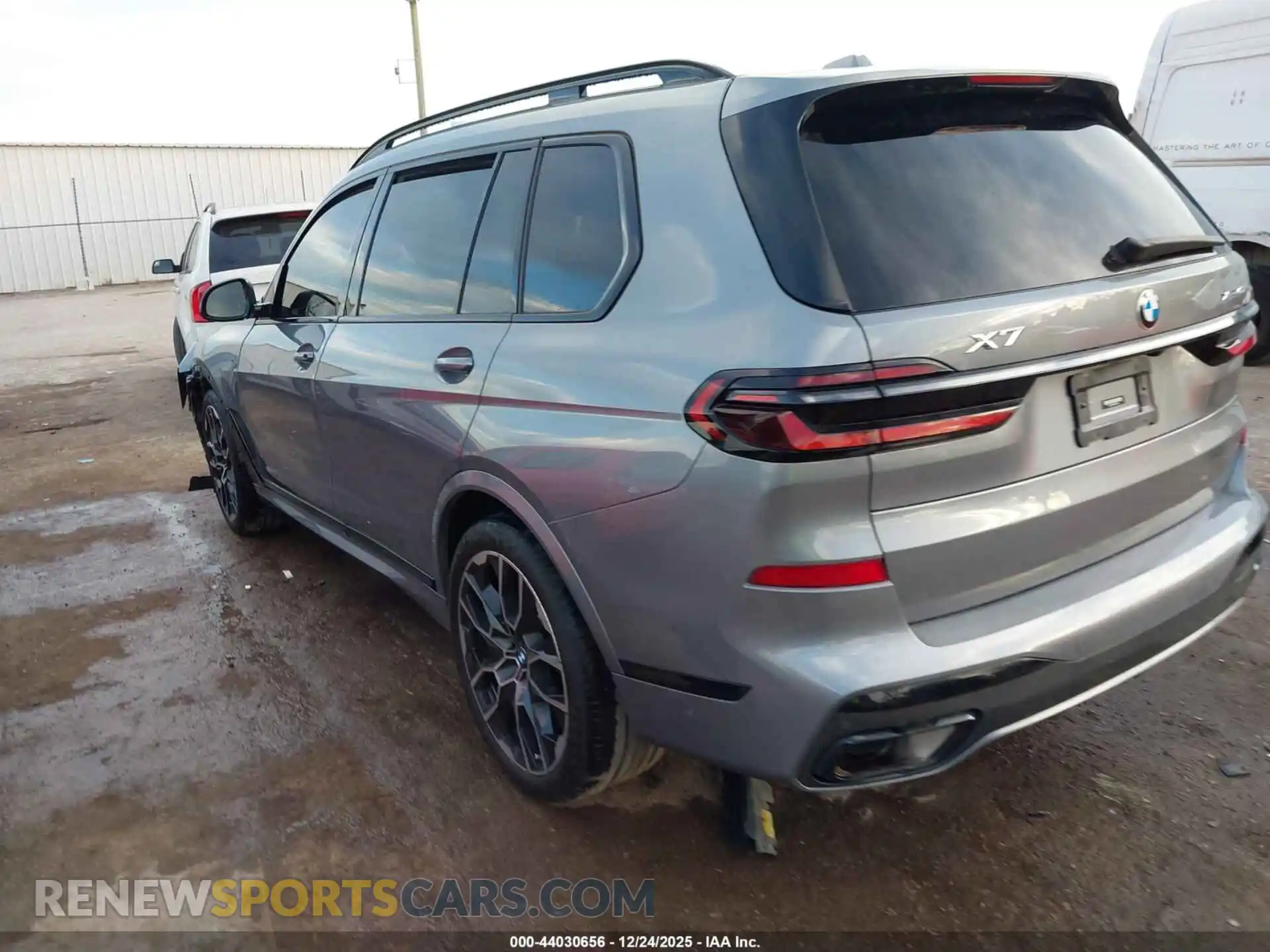 3 Photograph of a damaged car 5UX23EM07R9S47451 BMW X7 2024