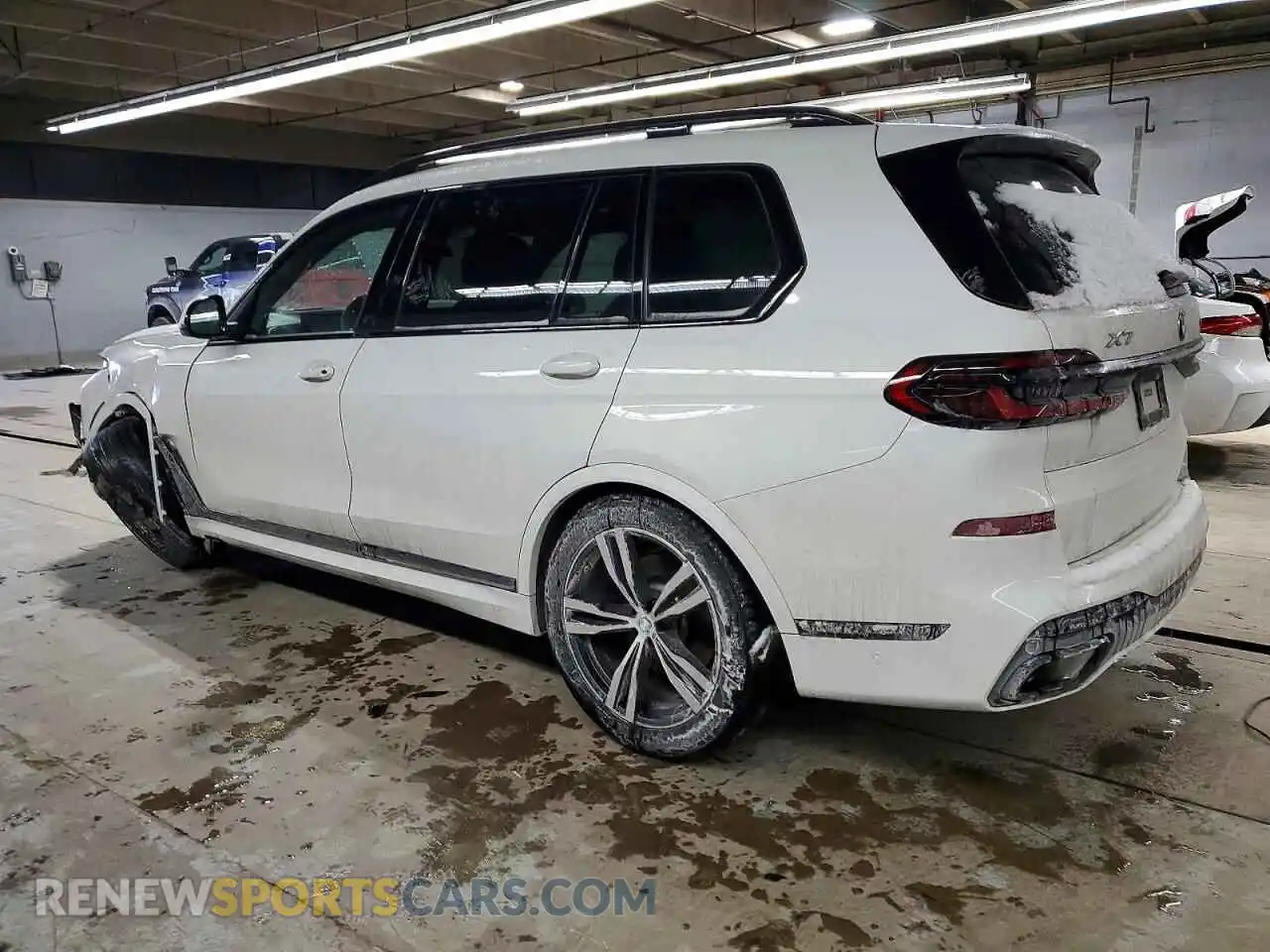 2 Photograph of a damaged car 5UX23EM07R9U76700 BMW X7 2024