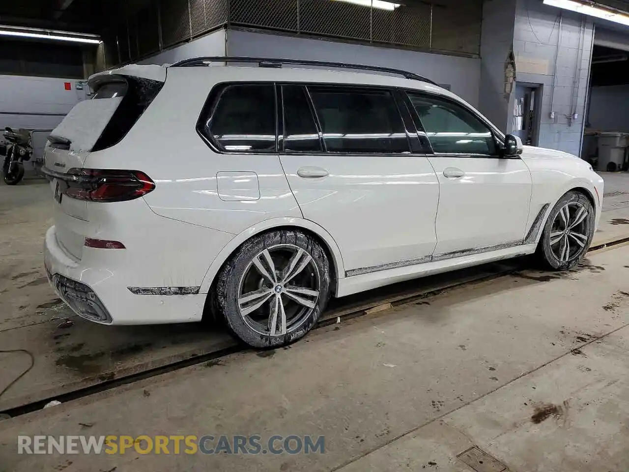 3 Photograph of a damaged car 5UX23EM07R9U76700 BMW X7 2024