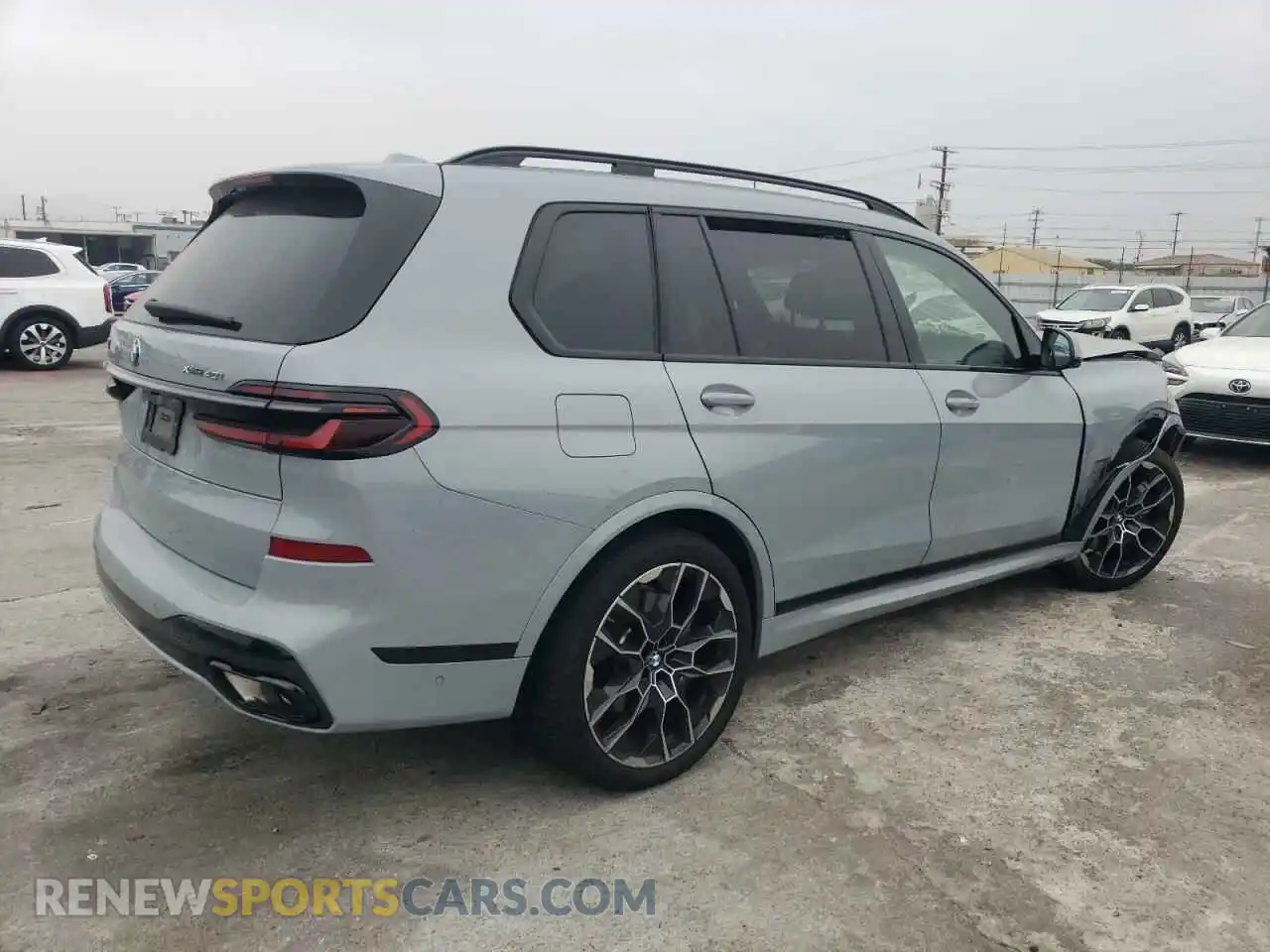 3 Photograph of a damaged car 5UX23EM07R9V30450 BMW X7 2024