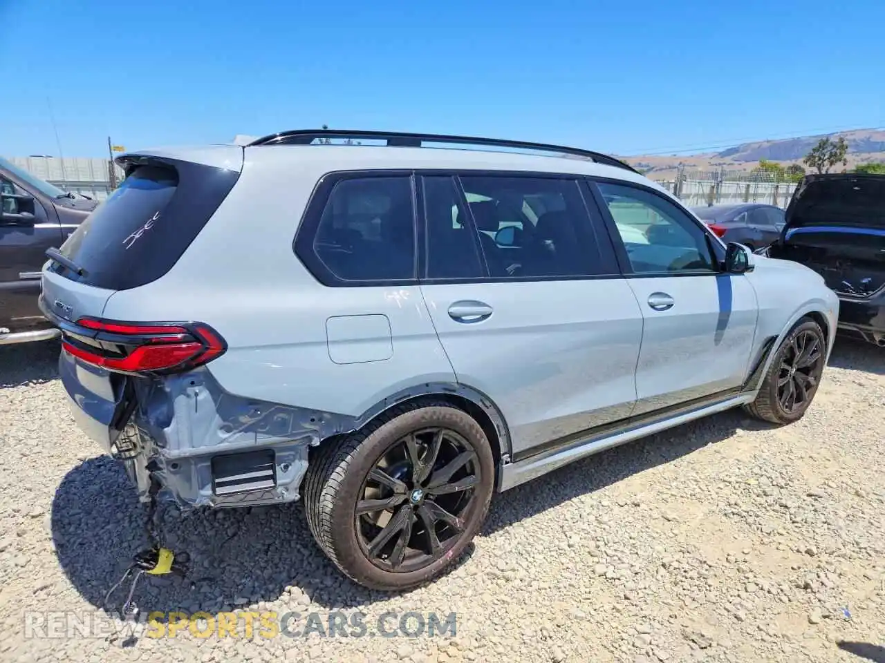 3 Photograph of a damaged car 5UX23EM07R9V41805 BMW X7 2024