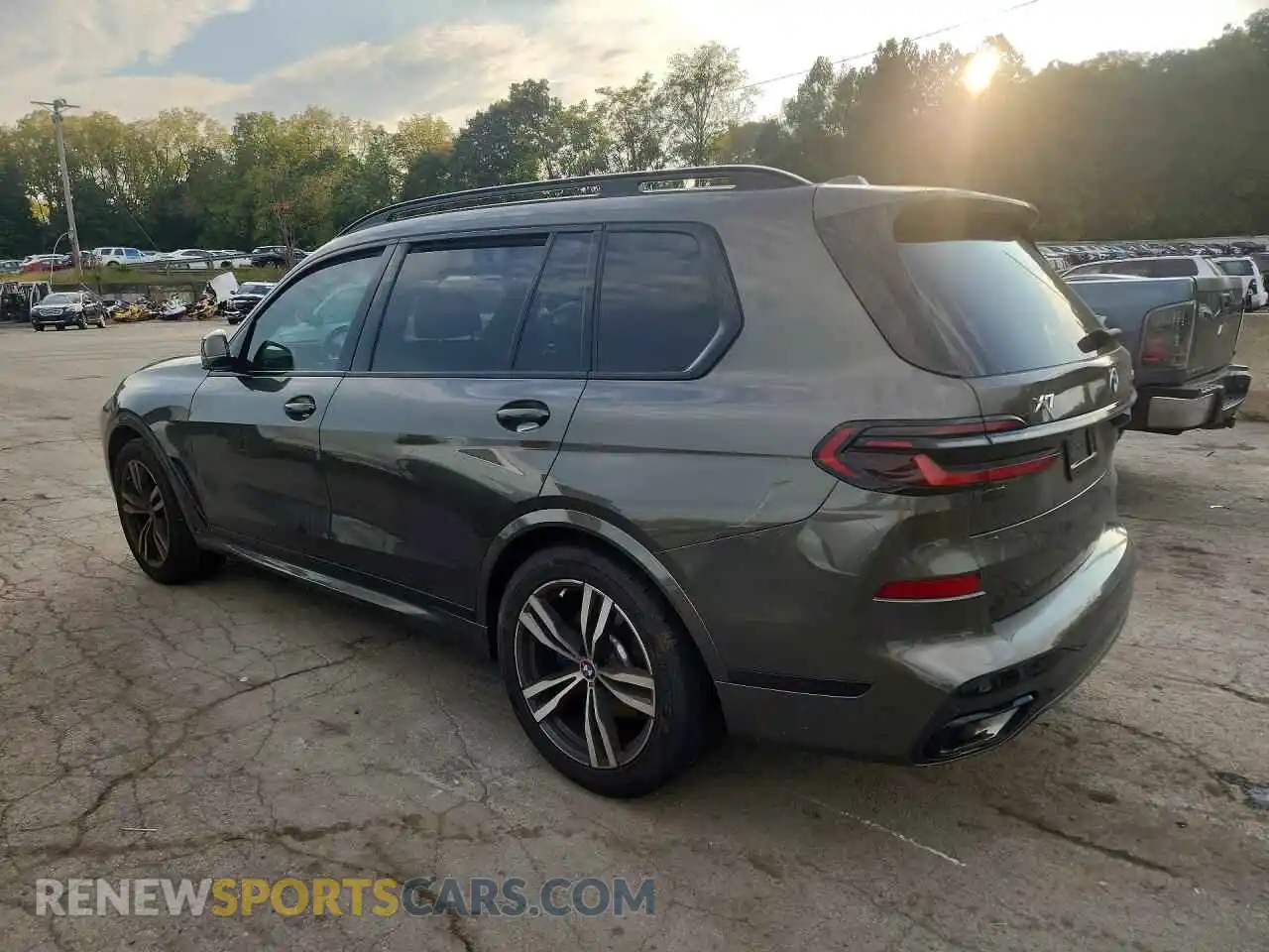 2 fotografías del automóvil dañado 5UX23EM07R9V96478 BMW X7 2024