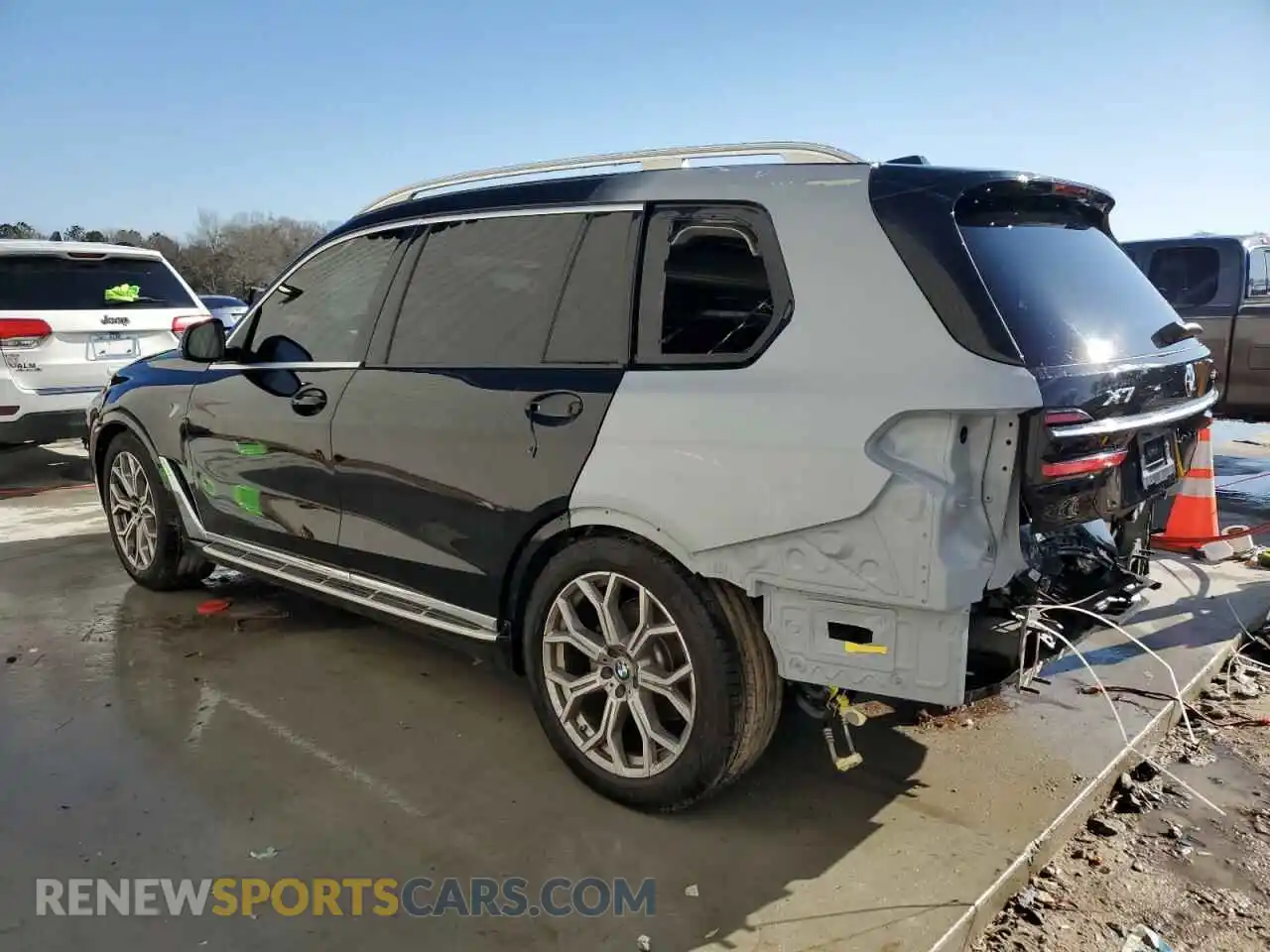 2 fotografías del automóvil dañado 5UX23EM09R9U39244 BMW X7 2024
