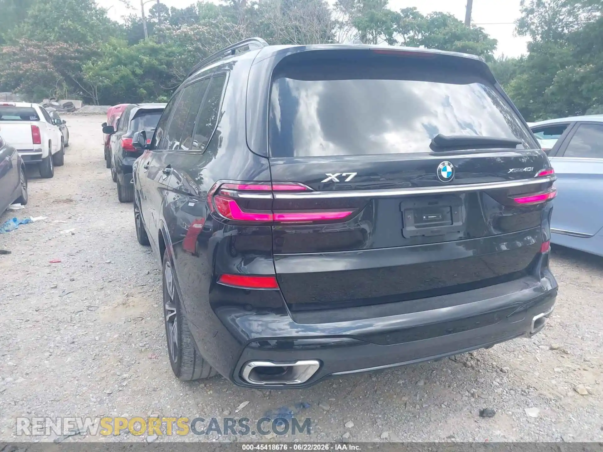 3 Photograph of a damaged car 5UX23EM09R9U44119 BMW X7 2024