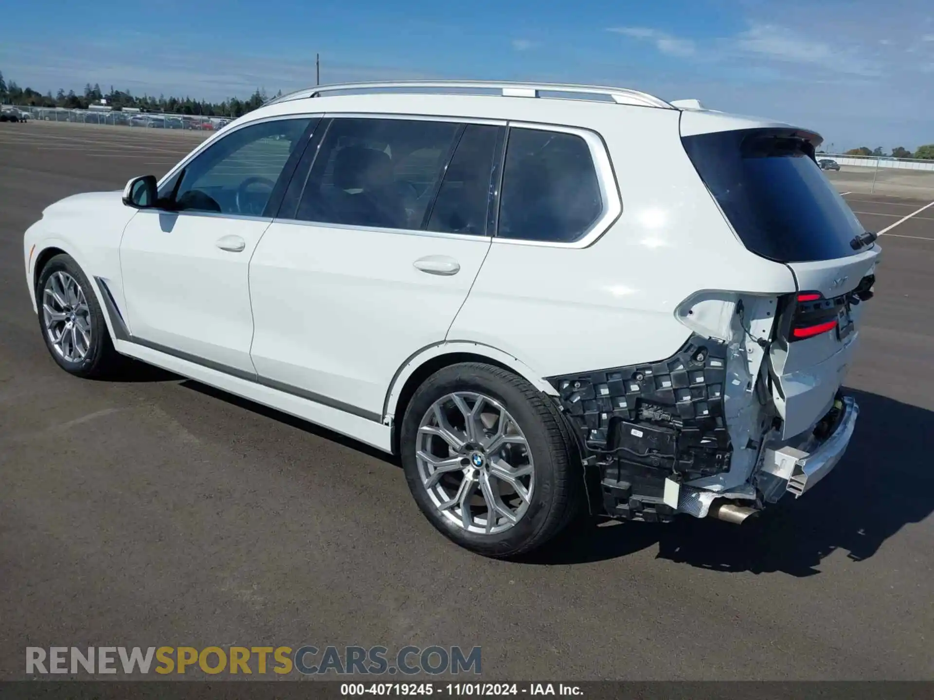 3 Photograph of a damaged car 5UX23EM09R9U59929 BMW X7 2024