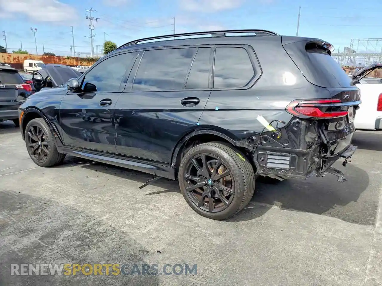 2 Фотография поврежденного автомобиля 5UX23EM09R9V30403 BMW X7 2024
