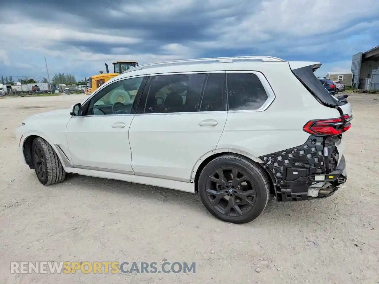 2 fotografías del automóvil dañado 5UX23EM0XR9S36542 BMW X7 2024