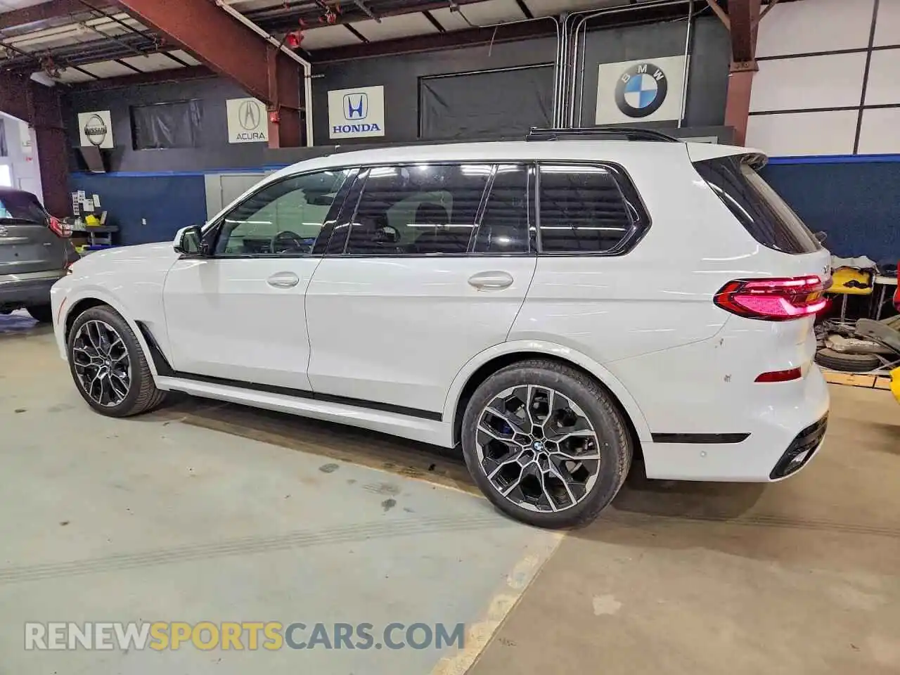 2 Photograph of a damaged car 5UX23EM0XR9S58315 BMW X7 2024