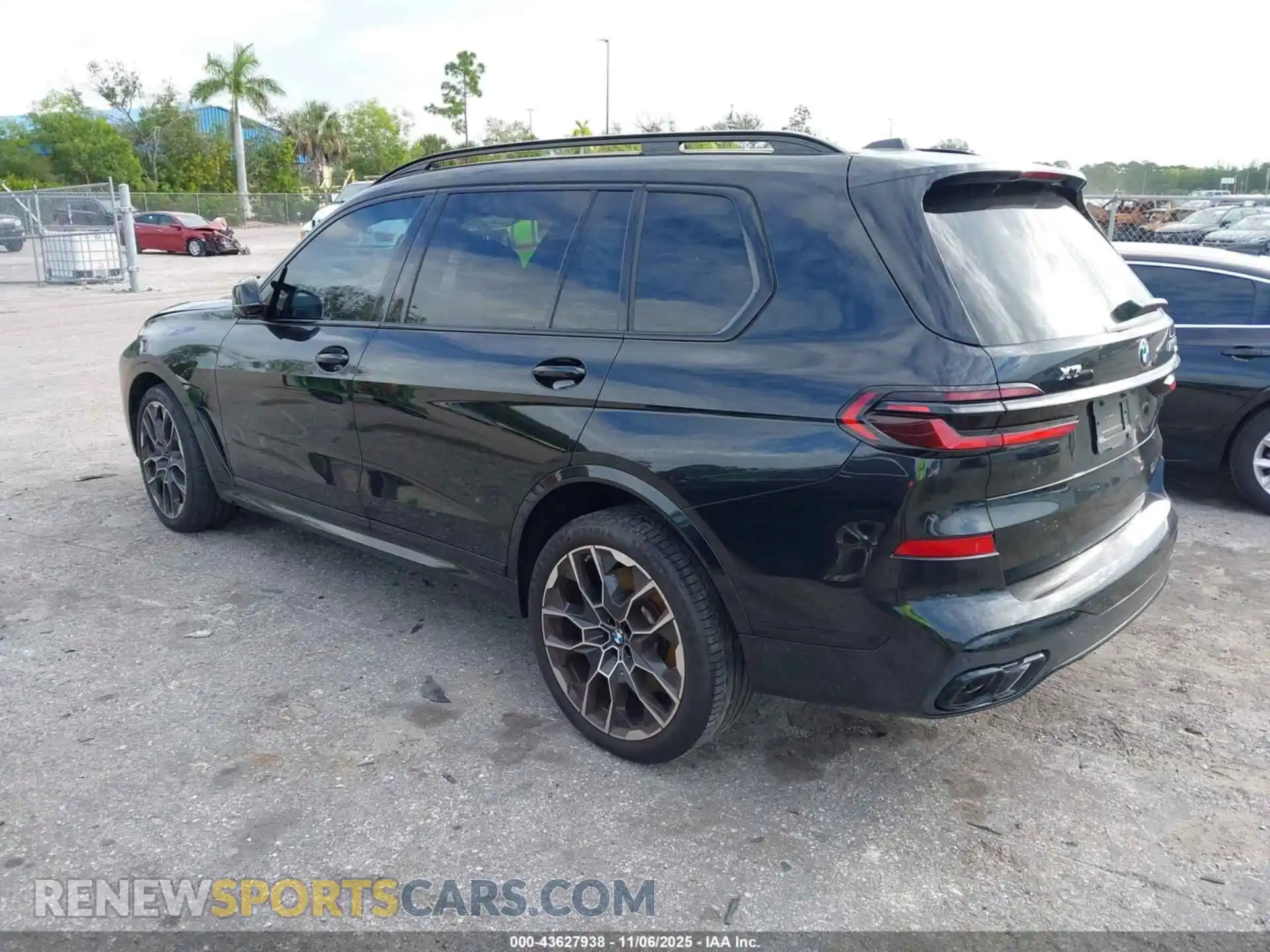 3 Photograph of a damaged car 5UX33EM00R9T52420 BMW X7 2024