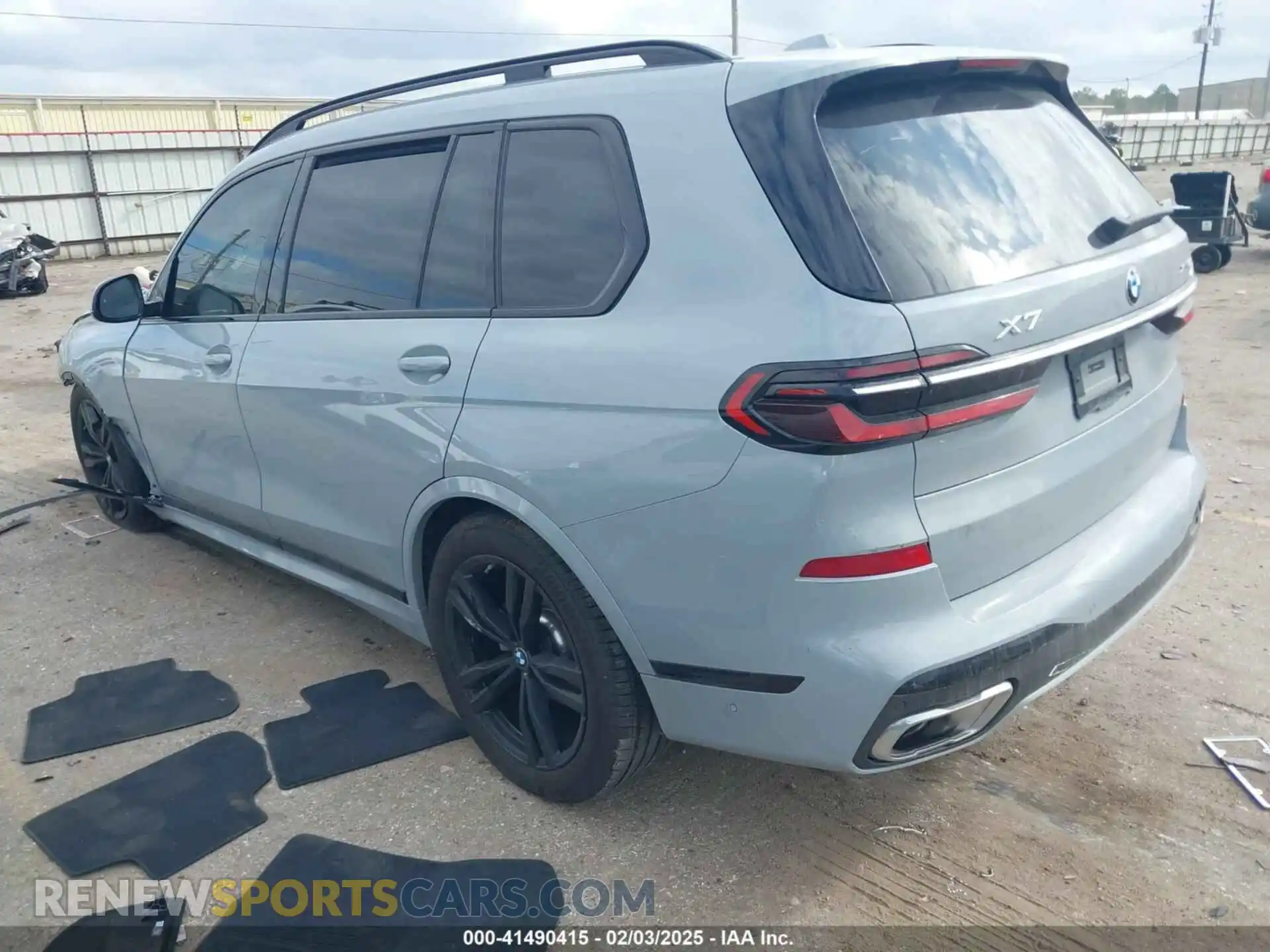 3 Photograph of a damaged car 5UX23EM01S9W23566 BMW X7 2025
