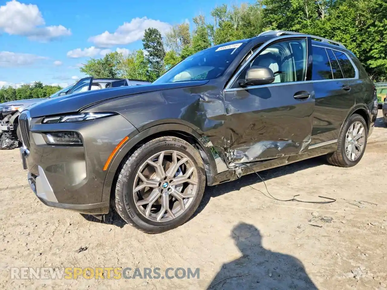 1 Photograph of a damaged car 5UX23EM01S9X61527 BMW X7 2025
