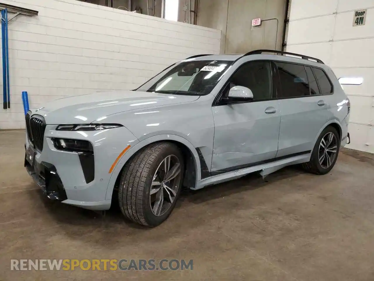 1 Photograph of a damaged car 5UX23EM01S9Y83935 BMW X7 2025