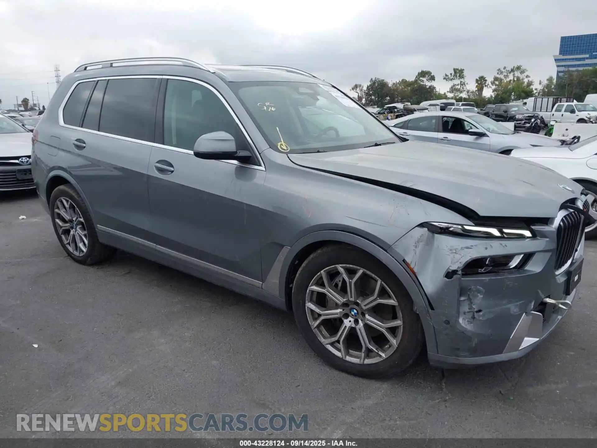 1 Photograph of a damaged car 5UX23EM02S9X08416 BMW X7 2025