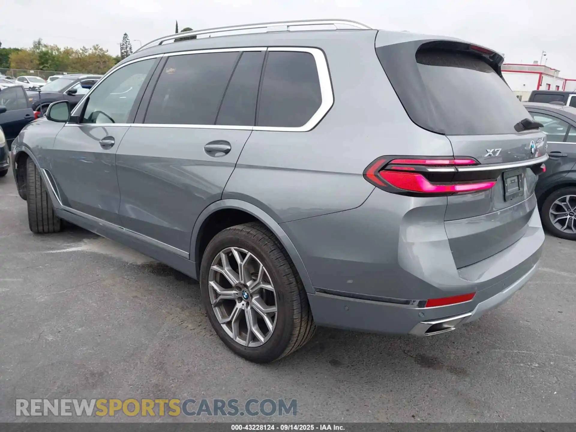 3 Photograph of a damaged car 5UX23EM02S9X08416 BMW X7 2025