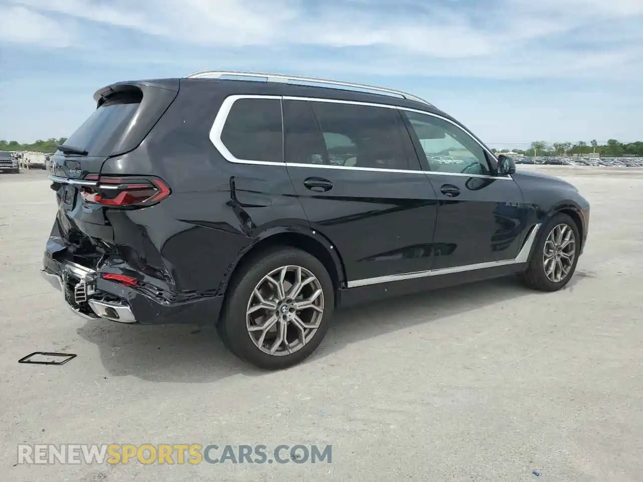 3 Photograph of a damaged car 5UX23EM03S9X25127 BMW X7 2025