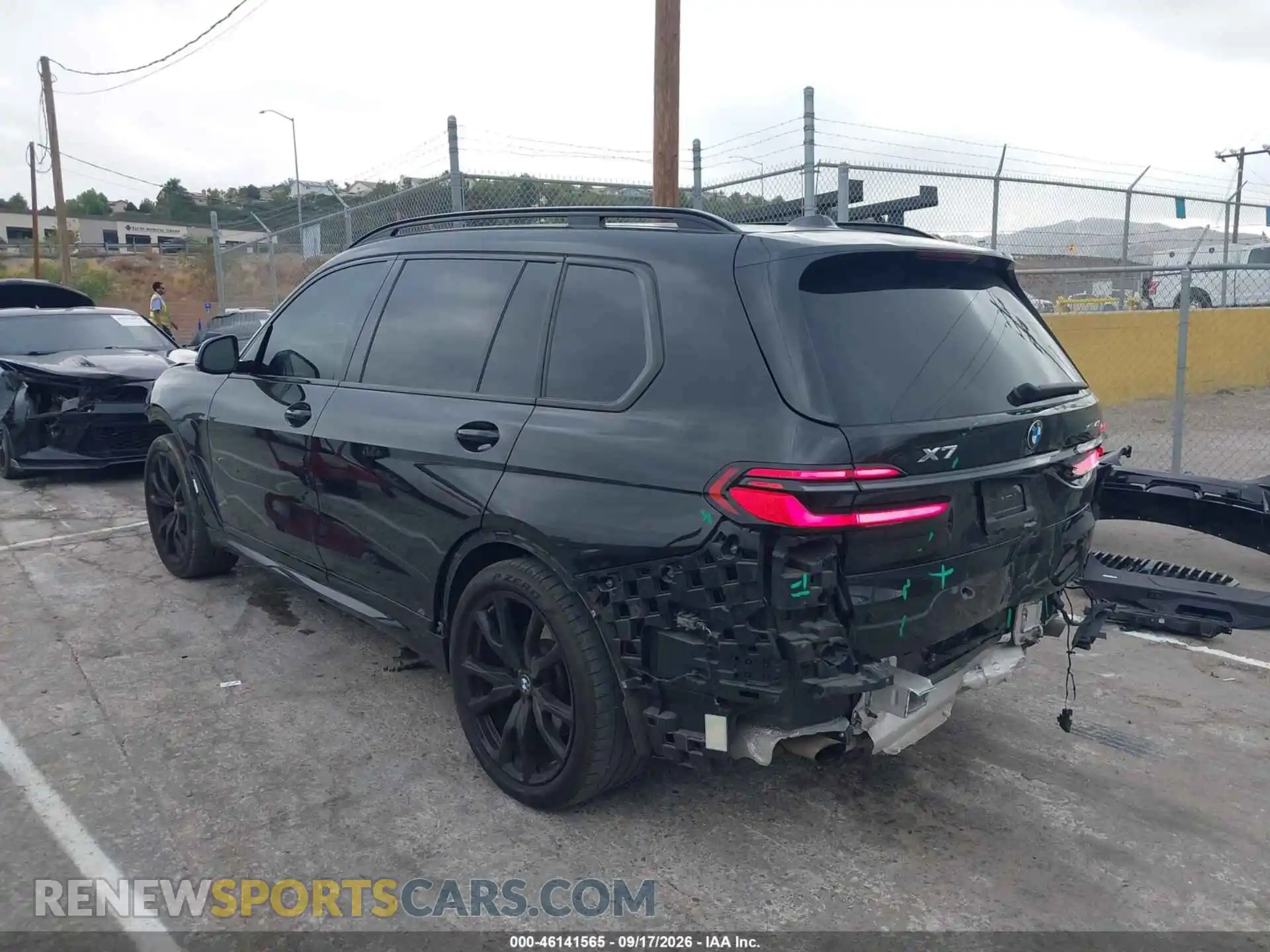 3 Photograph of a damaged car 5UX23EM03S9Y00053 BMW X7 2025