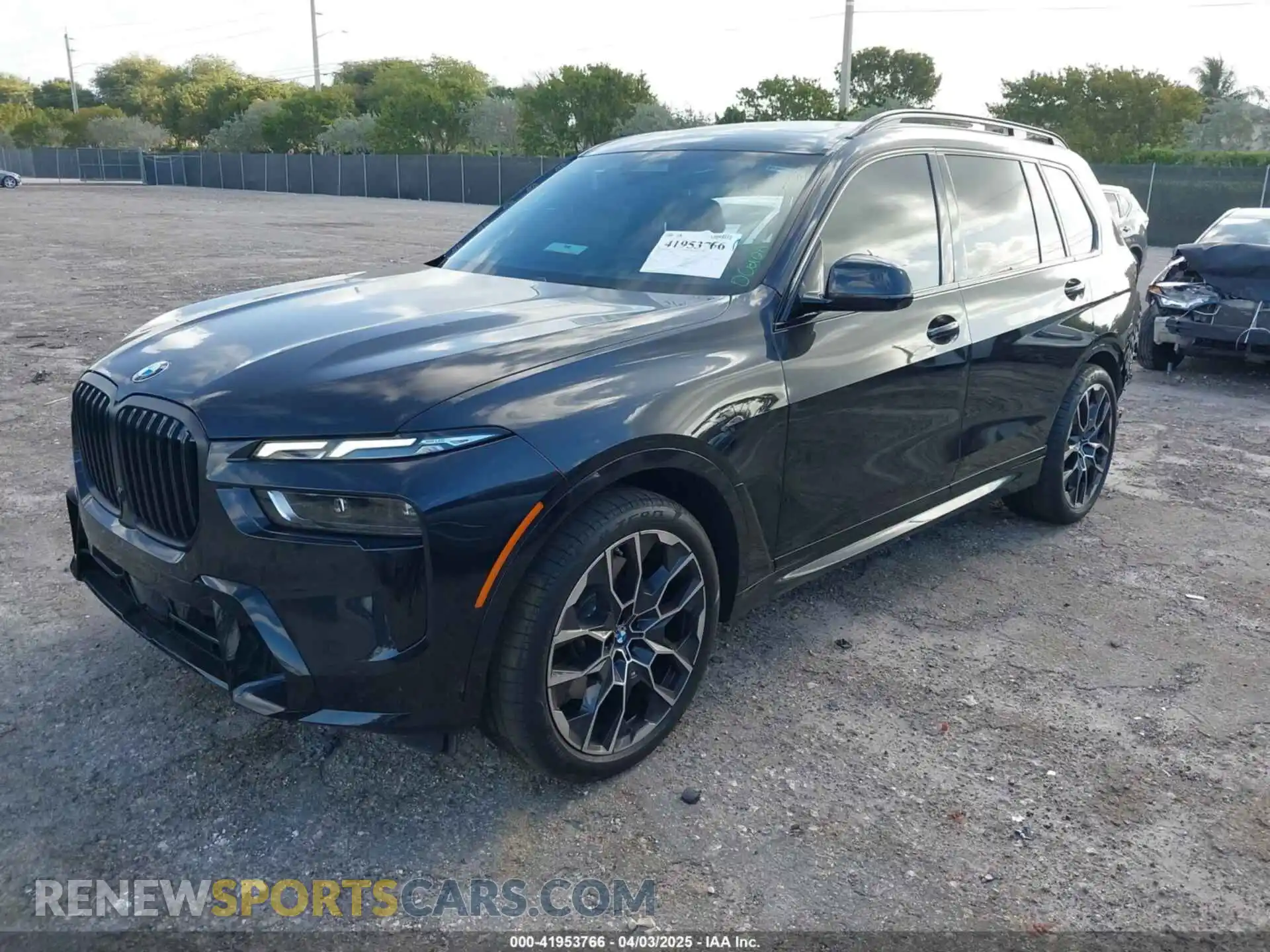 2 Photograph of a damaged car 5UX23EM05S9W80613 BMW X7 2025