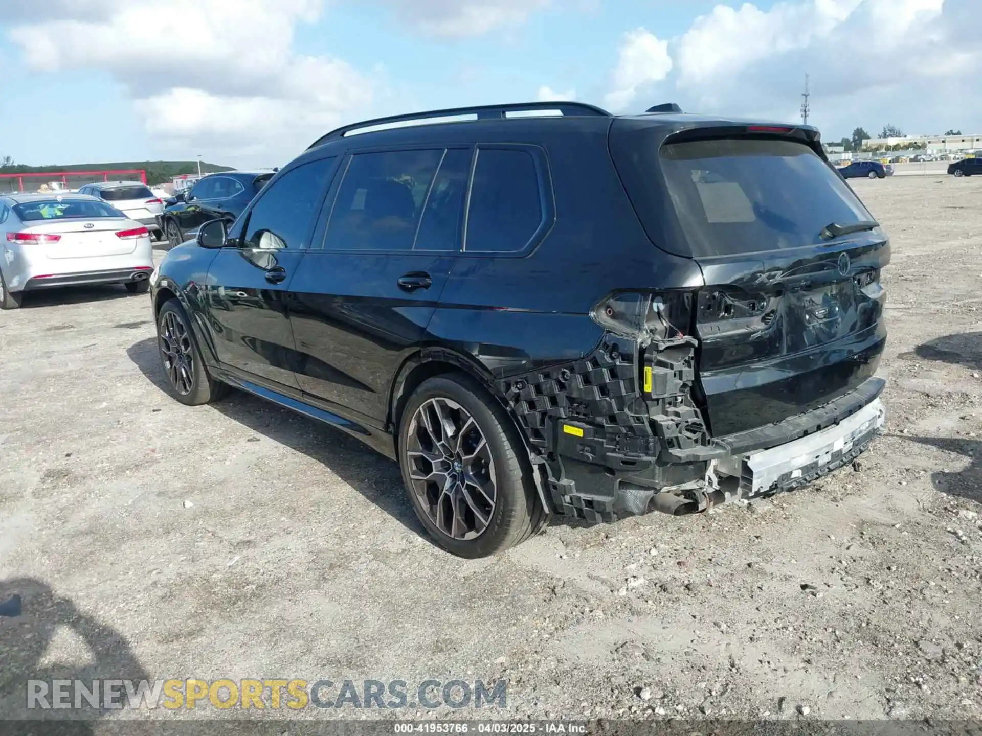 3 Photograph of a damaged car 5UX23EM05S9W80613 BMW X7 2025