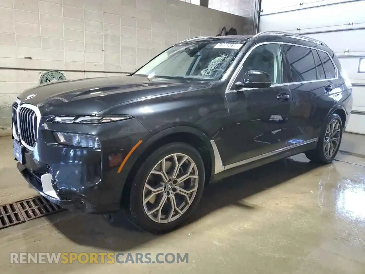1 Photograph of a damaged car 5UX23EM05S9X62762 BMW X7 2025