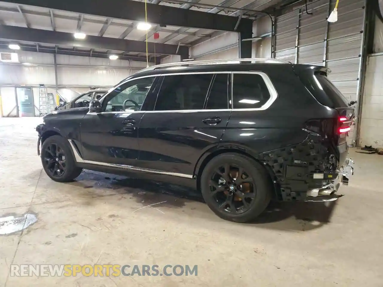 2 Photograph of a damaged car 5UX23EM05S9X70103 BMW X7 2025