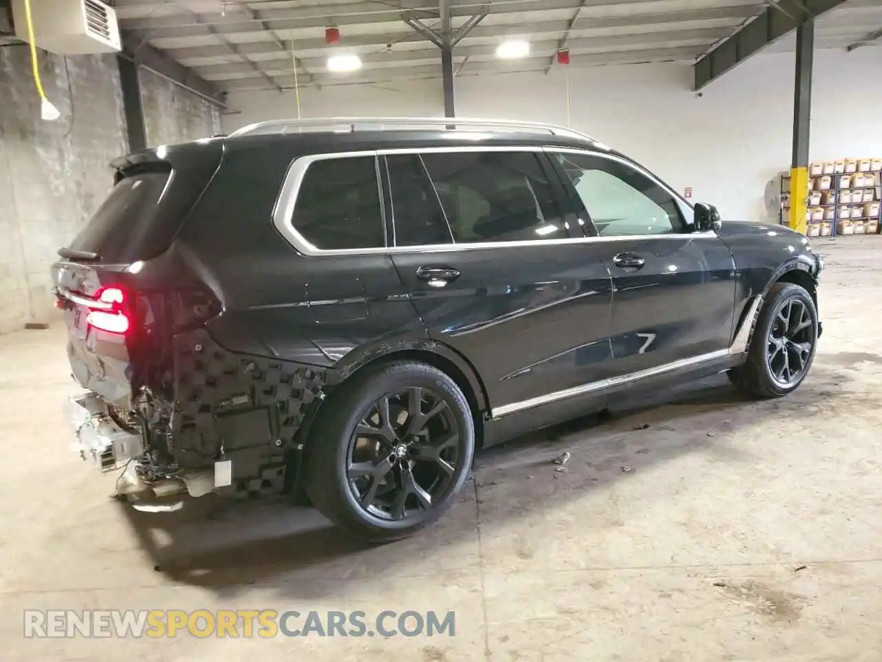 3 Photograph of a damaged car 5UX23EM05S9X70103 BMW X7 2025