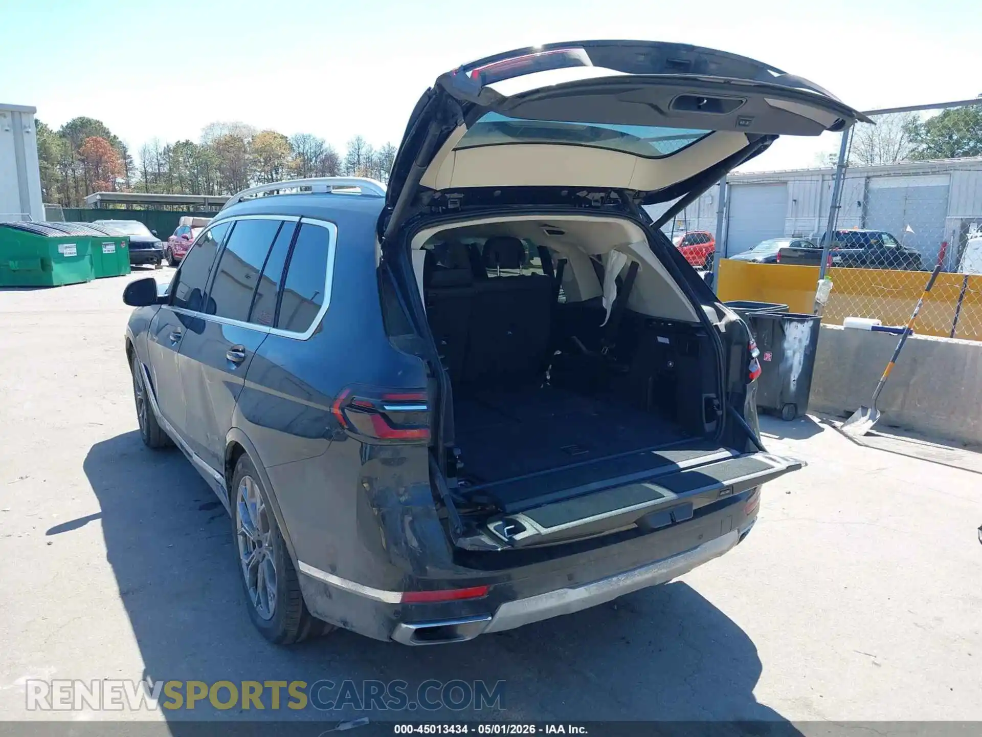 3 Photograph of a damaged car 5UX23EM07S9W65594 BMW X7 2025