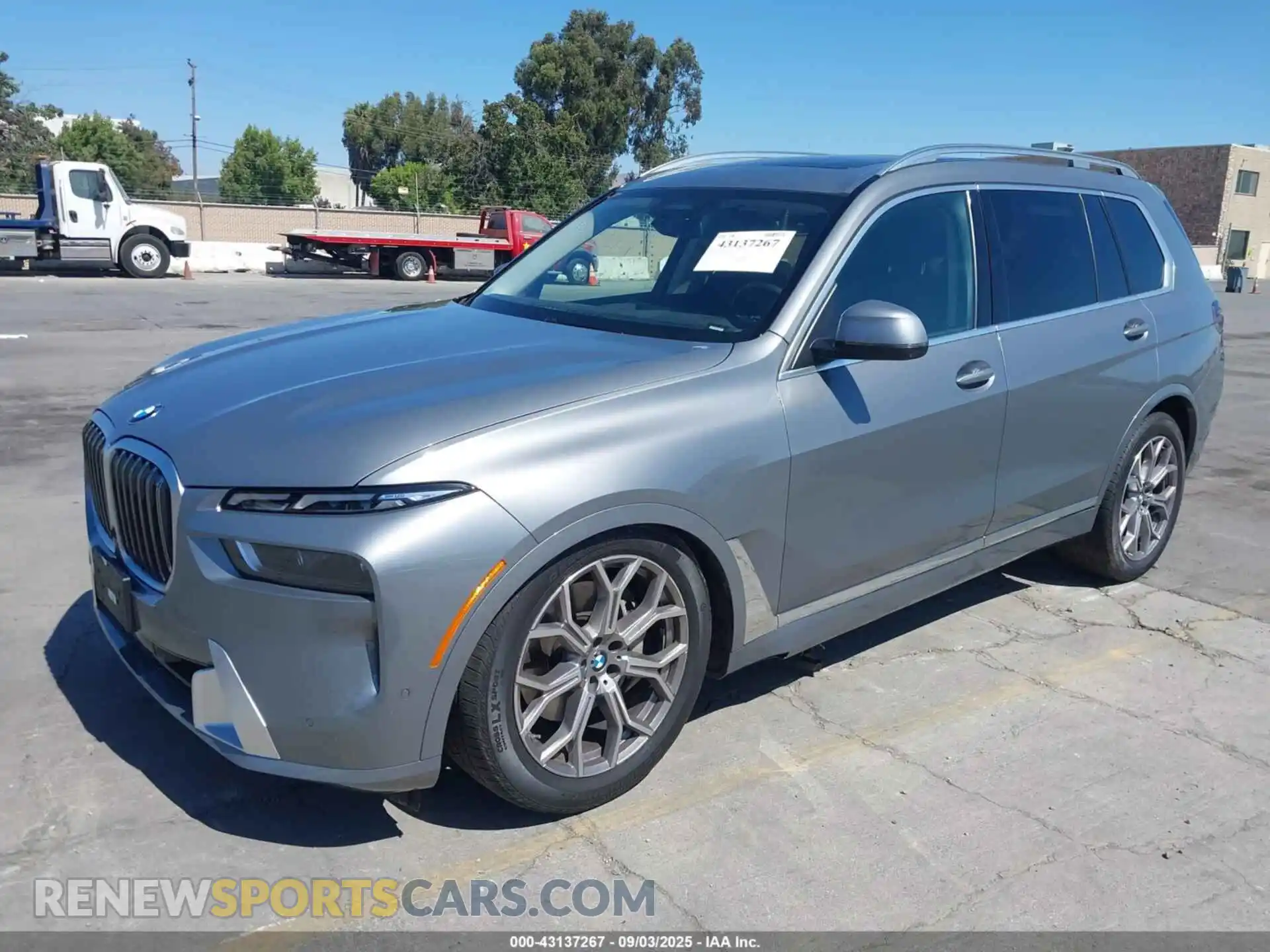 2 Photograph of a damaged car 5UX23EM07S9X08847 BMW X7 2025