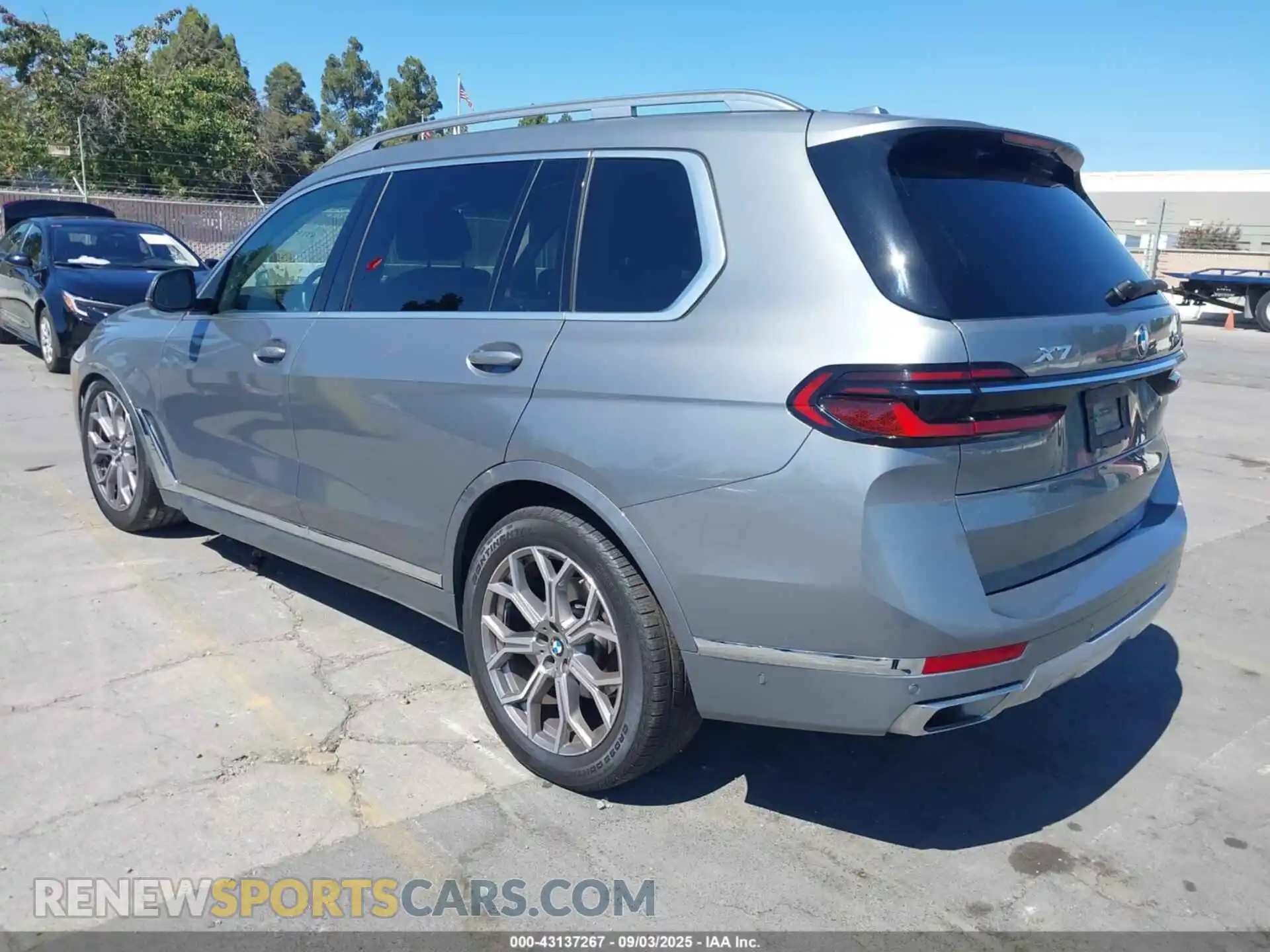 3 Photograph of a damaged car 5UX23EM07S9X08847 BMW X7 2025