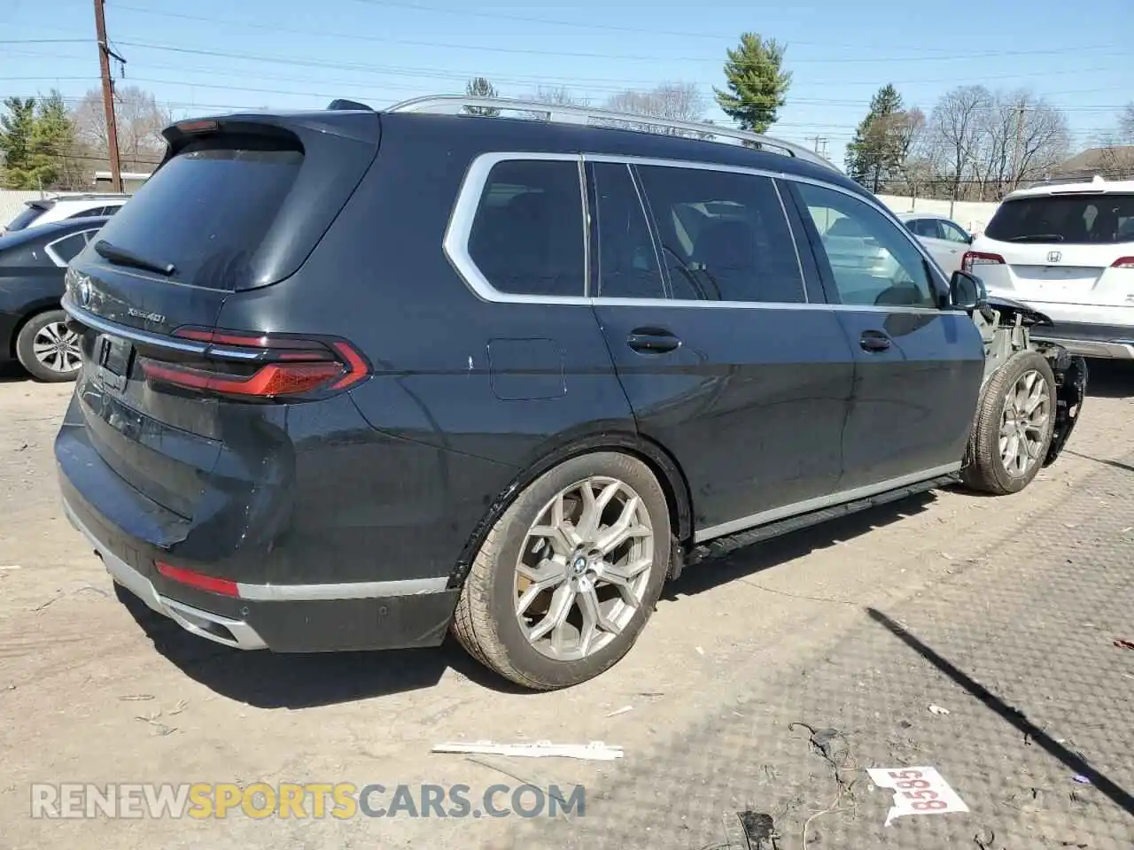 3 Photograph of a damaged car 5UX23EM07S9X32310 BMW X7 2025