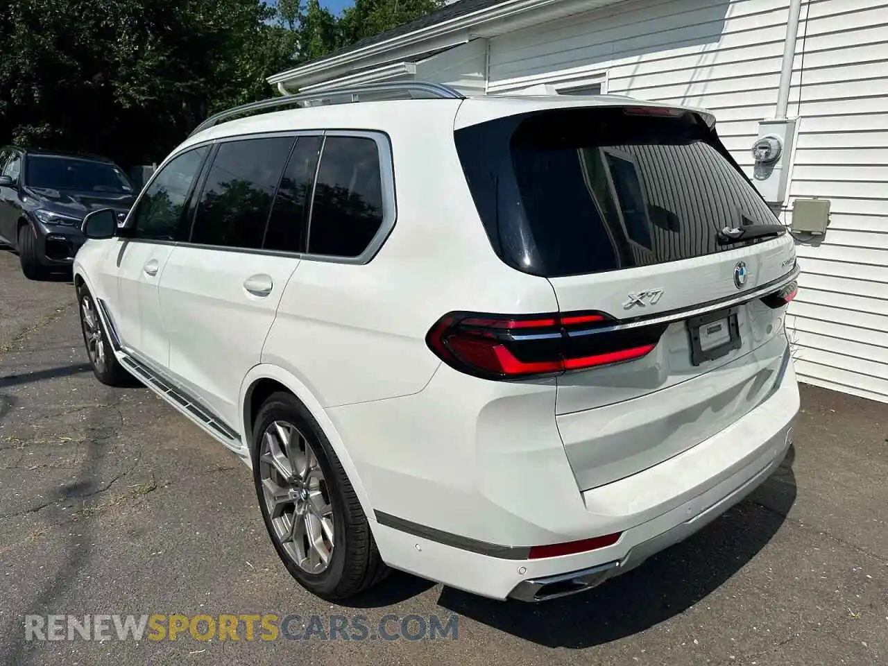 2 Photograph of a damaged car 5UX23EM07S9Y27594 BMW X7 2025