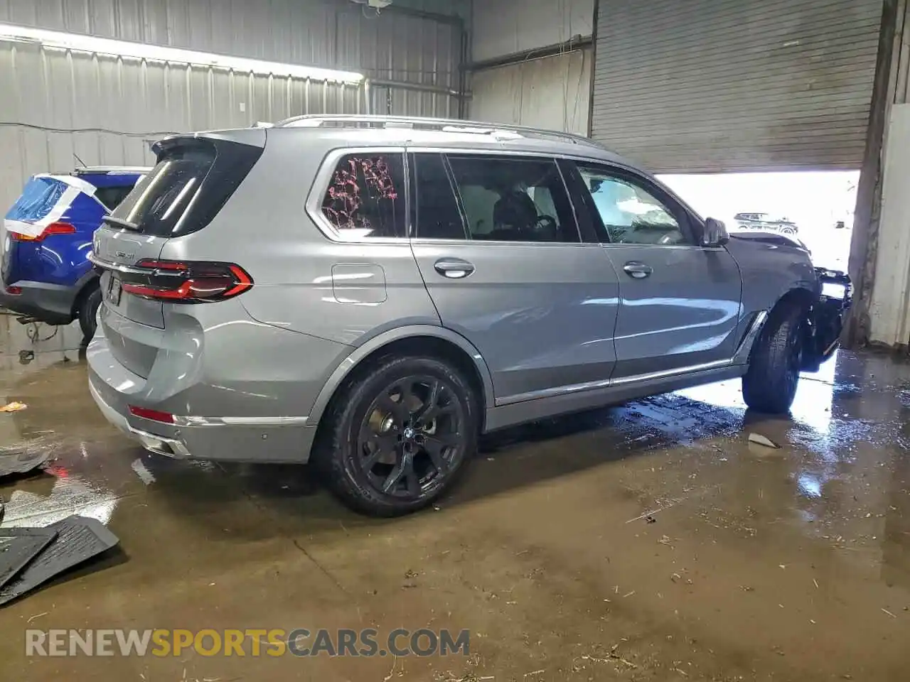 3 Photograph of a damaged car 5UX23EM08S9001109 BMW X7 2025
