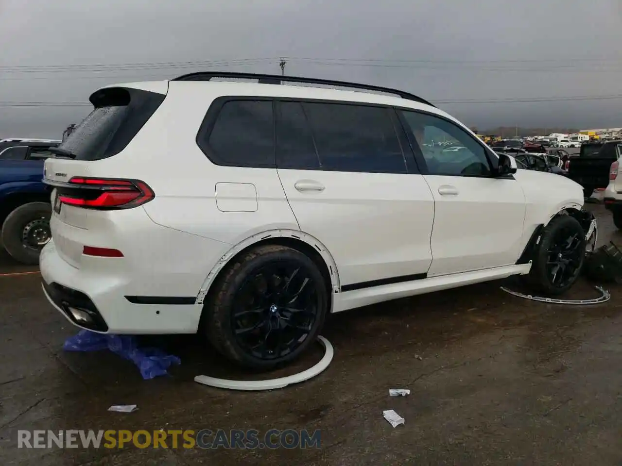 3 Photograph of a damaged car 5UX23EM08S9X18092 BMW X7 2025