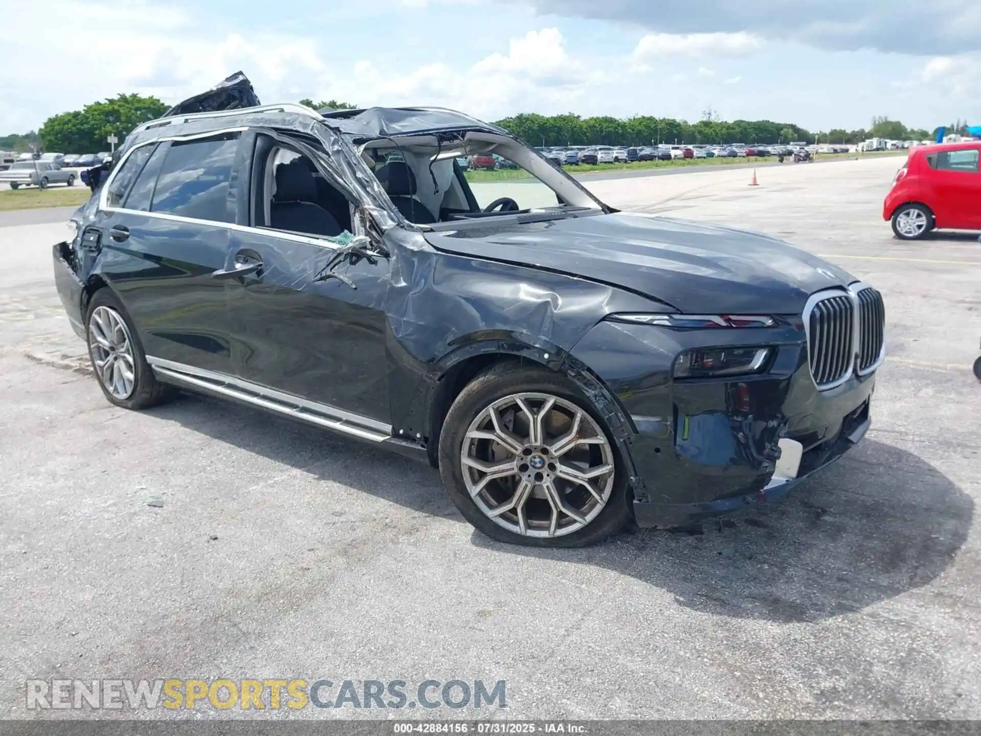 1 Photograph of a damaged car 5UX23EM08S9Y16412 BMW X7 2025