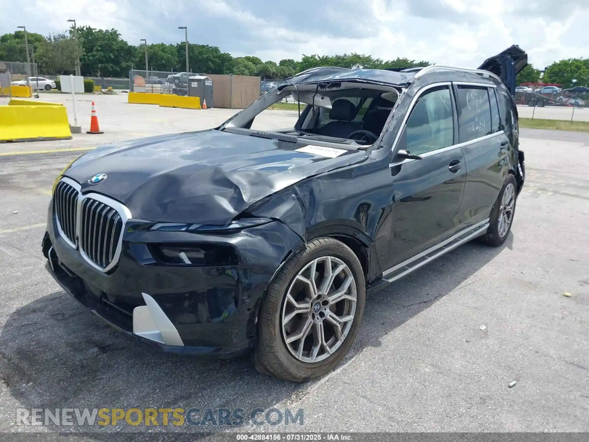 2 Photograph of a damaged car 5UX23EM08S9Y16412 BMW X7 2025