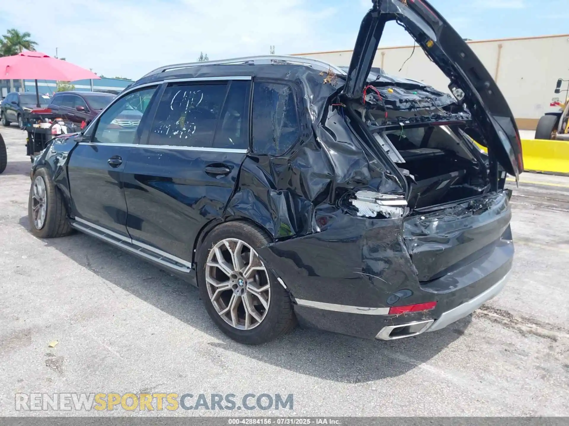 3 Photograph of a damaged car 5UX23EM08S9Y16412 BMW X7 2025