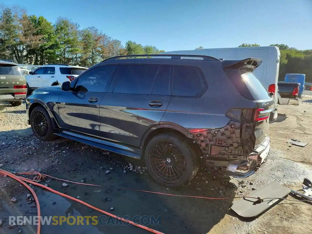 2 fotografías del automóvil dañado 5UX23EM08S9Y82748 BMW X7 2025