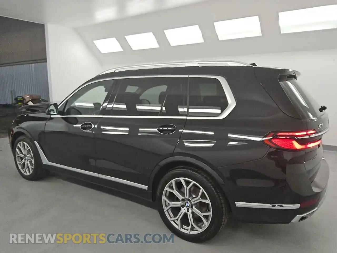 2 Photograph of a damaged car 5UX23EM09S9X05528 BMW X7 2025