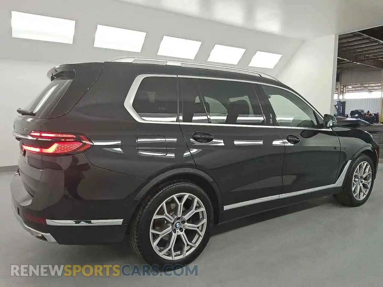 3 Photograph of a damaged car 5UX23EM09S9X05528 BMW X7 2025