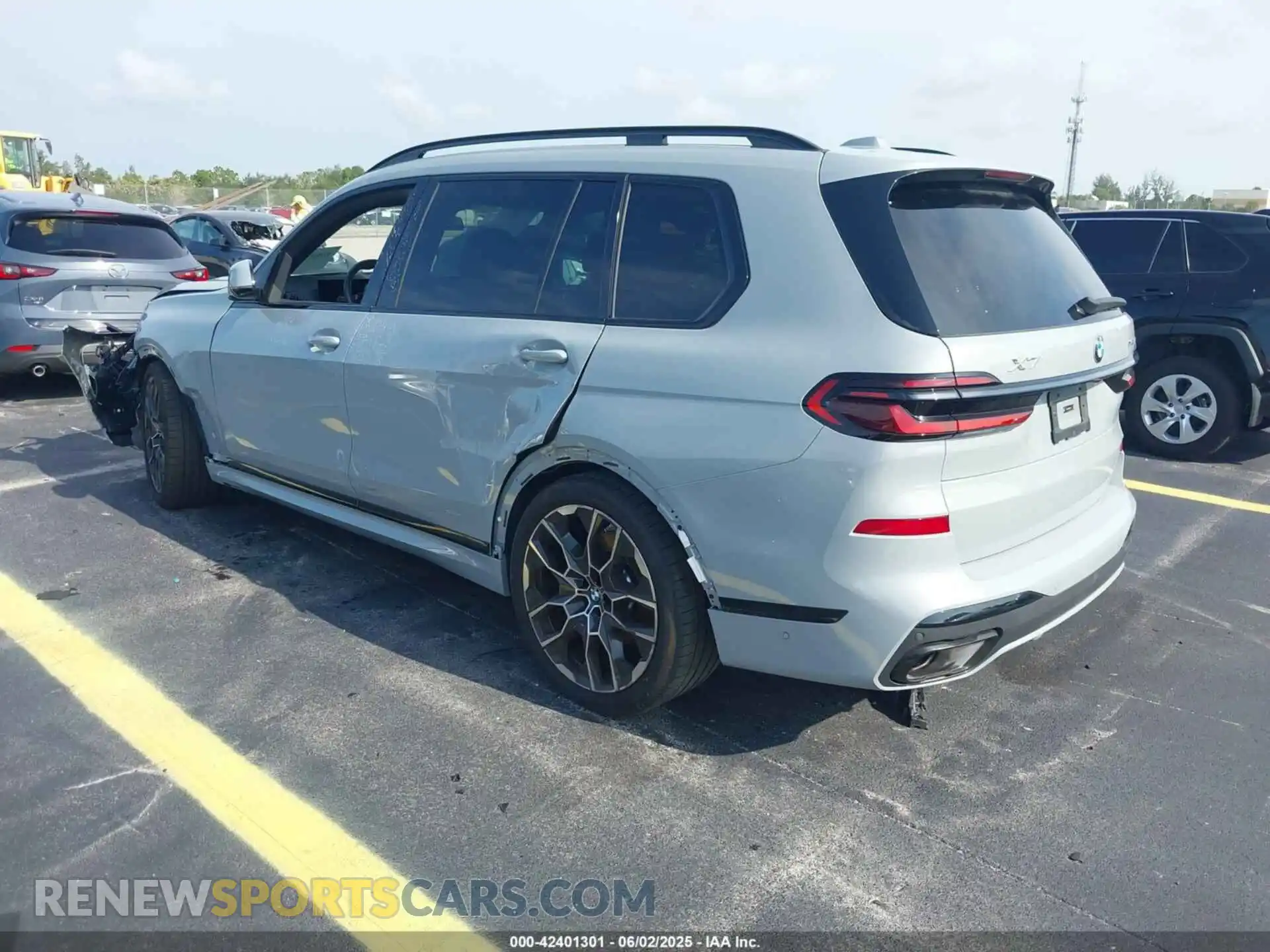 3 Photograph of a damaged car 5UX23EM0XS9X34505 BMW X7 2025