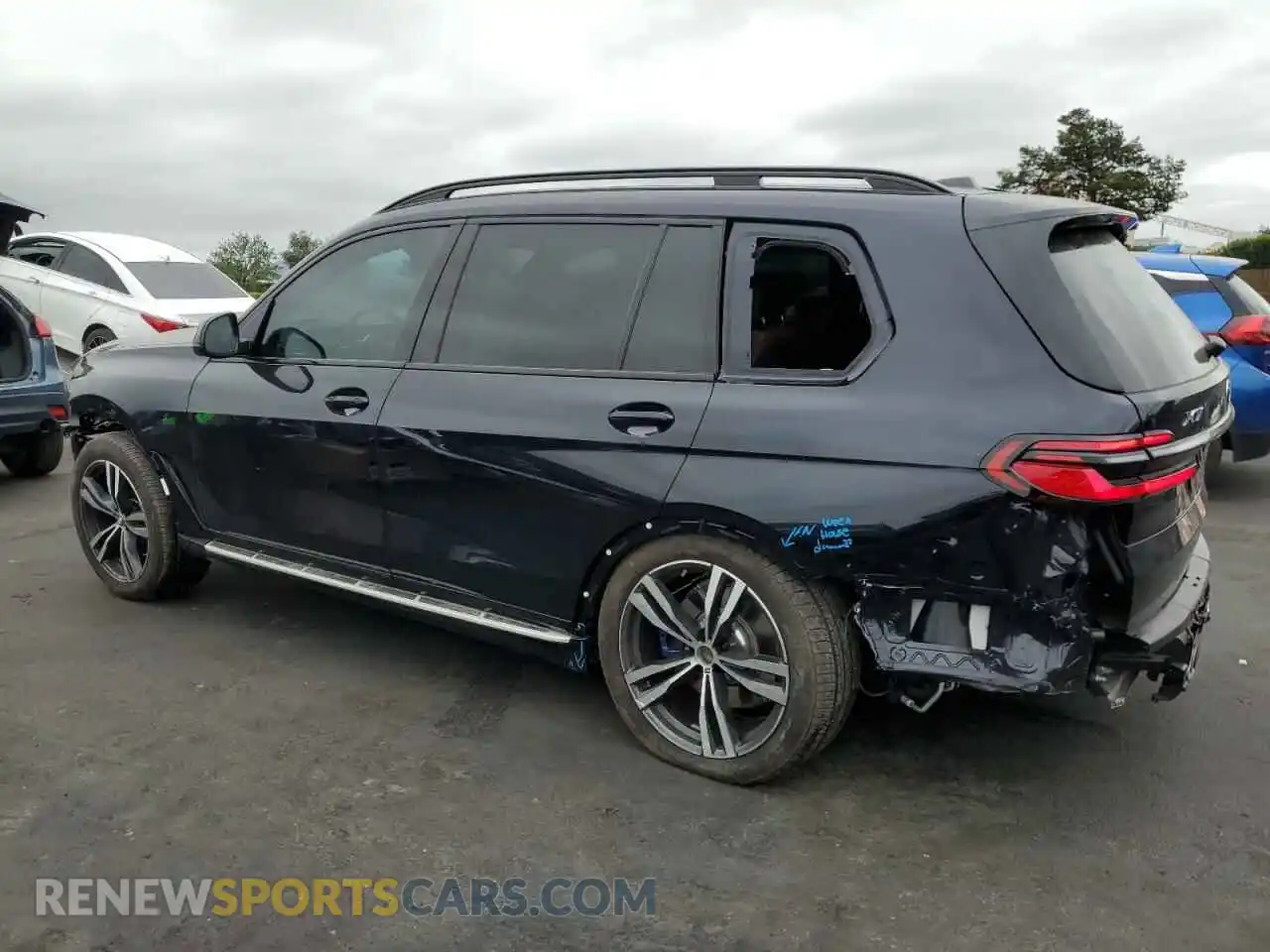 2 Photograph of a damaged car 5UX23EM0XS9X70677 BMW X7 2025