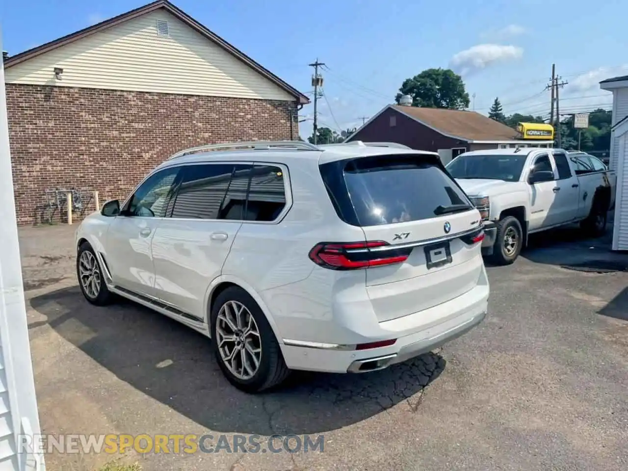 2 Photograph of a damaged car 5UX23EM0XS9X97121 BMW X7 2025