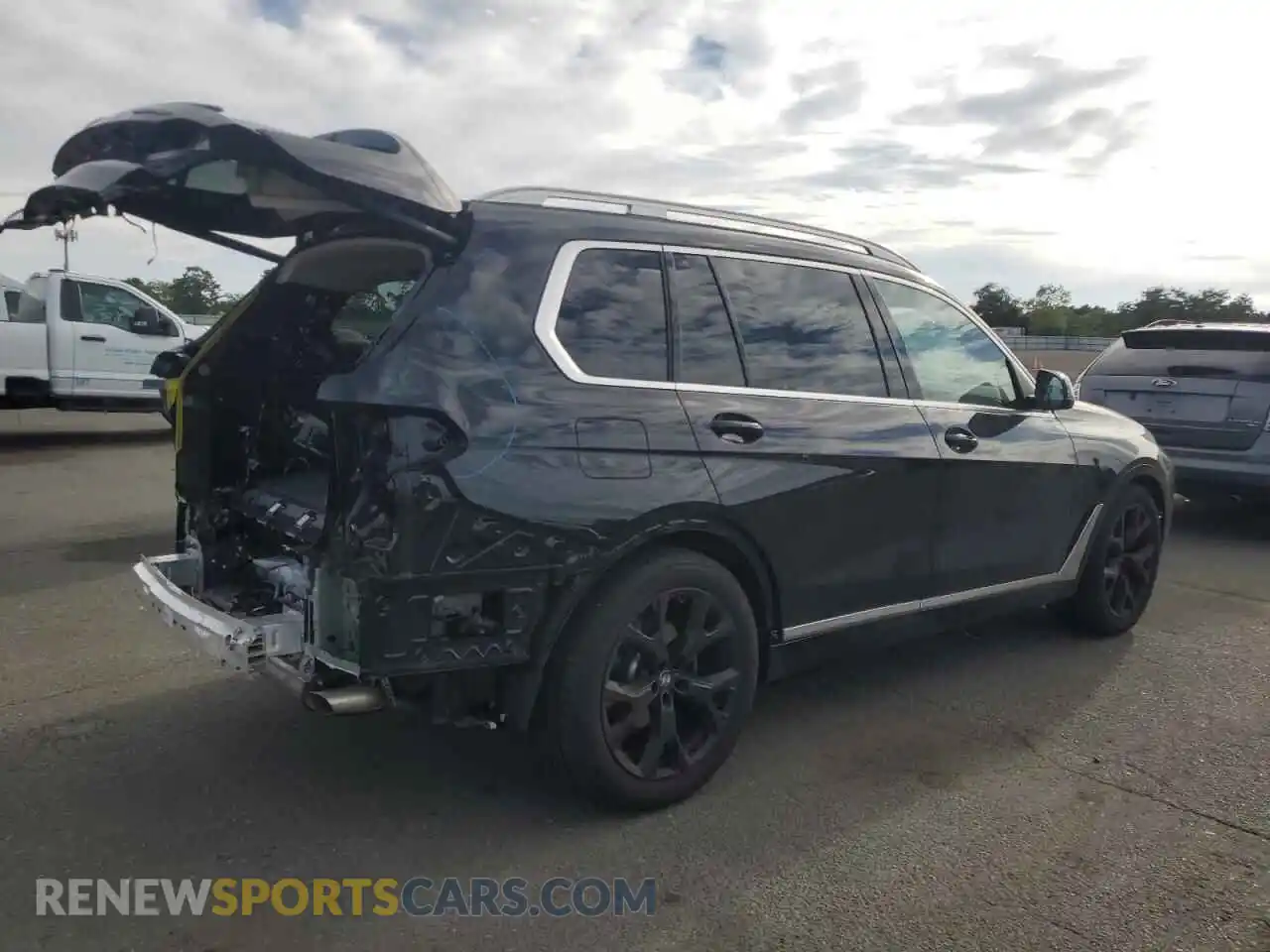 3 Photograph of a damaged car 5UX23EM0XS9Y84002 BMW X7 2025