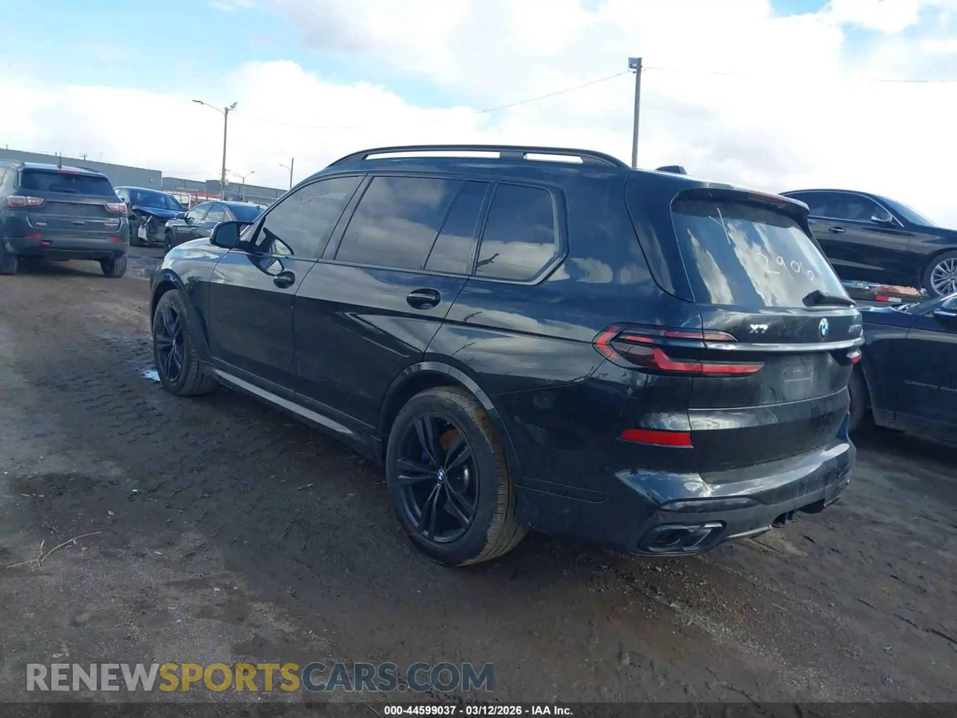 3 Фотография поврежденного автомобиля 5UX33EM0XS9W22906 BMW X7 2025