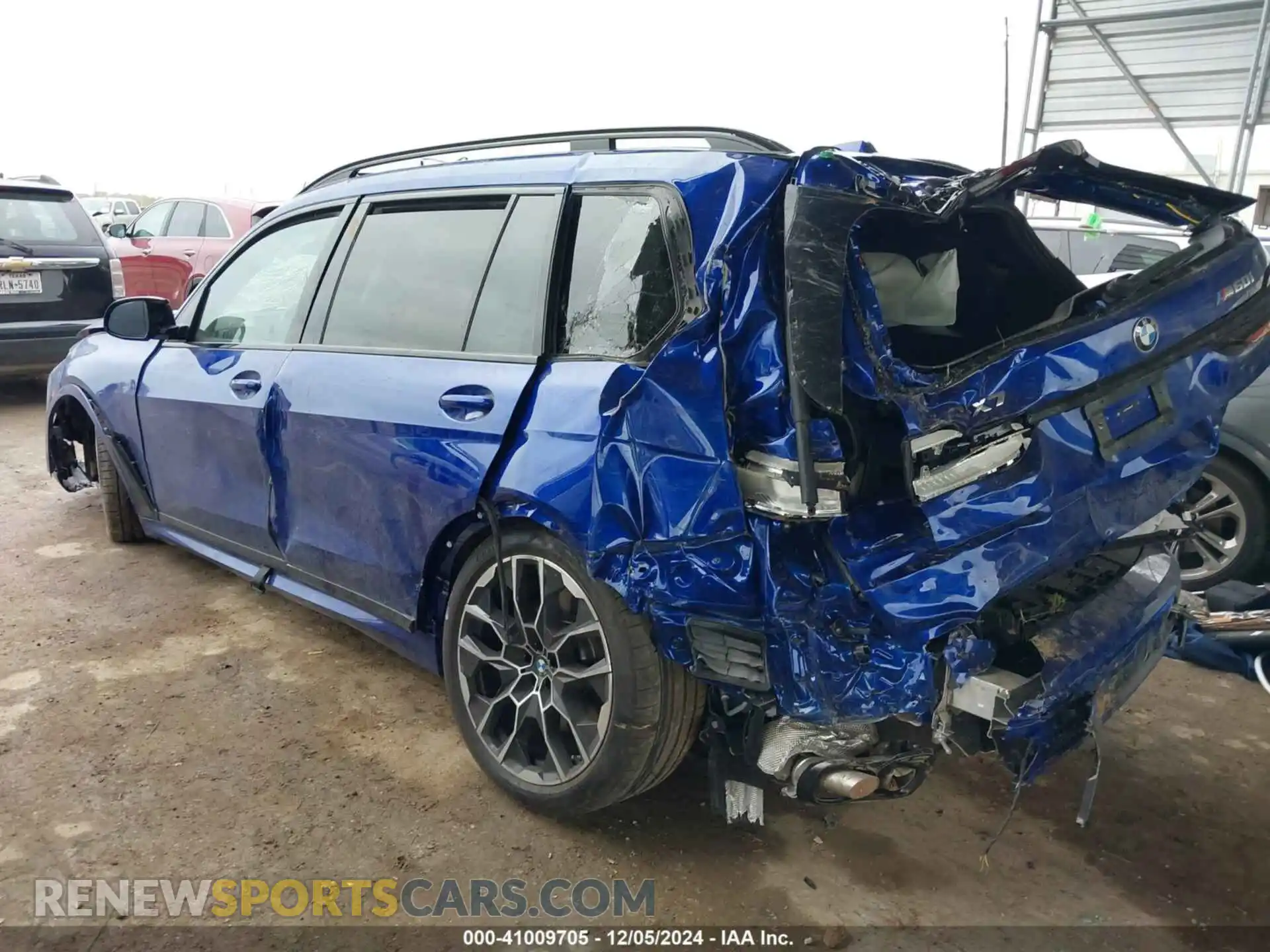 3 Photograph of a damaged car 5UX33EM0XS9X98693 BMW X7 2025