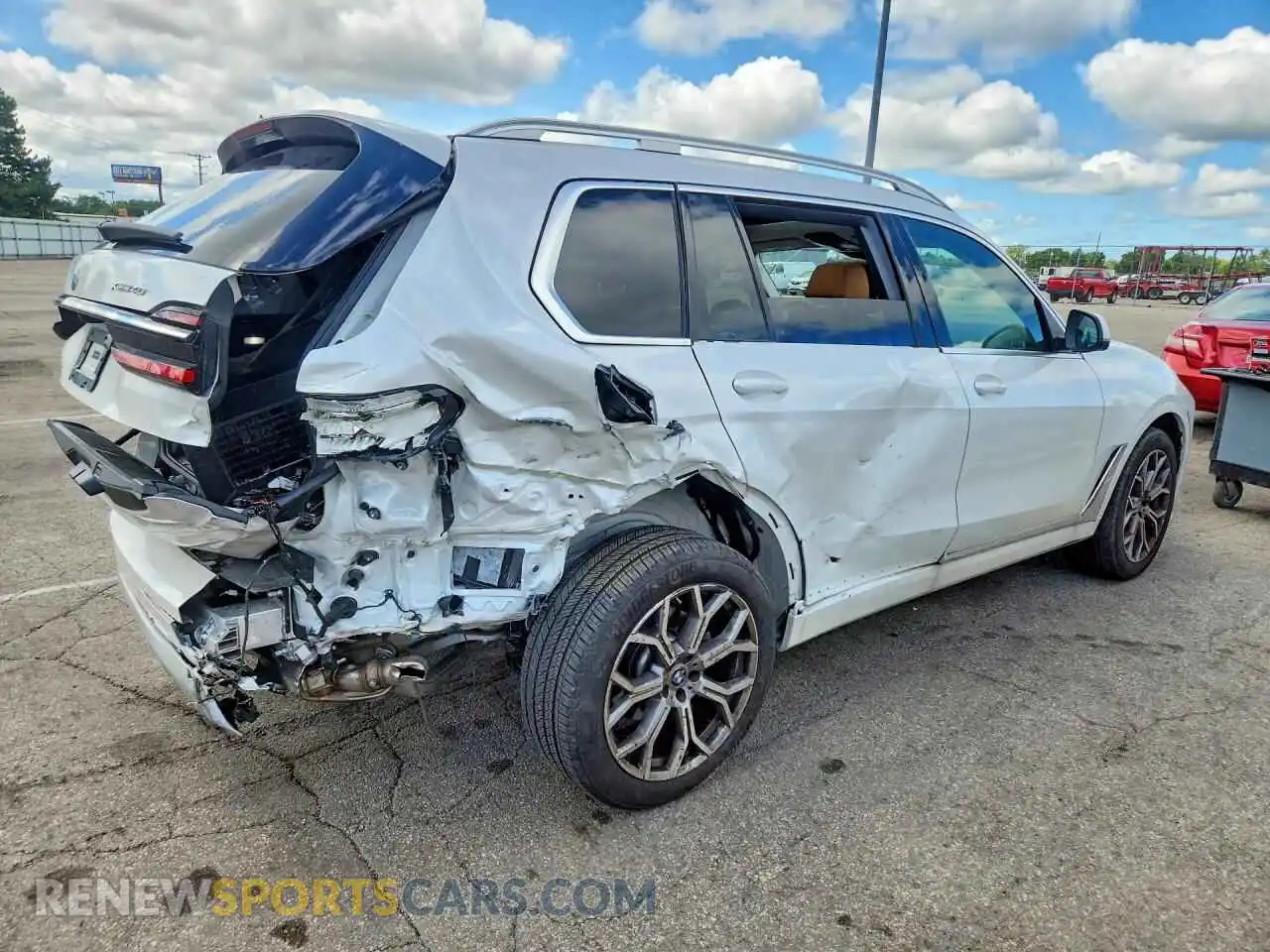 3 fotografías del automóvil dañado 5UX23EM00T9351237 BMW X7 2026
